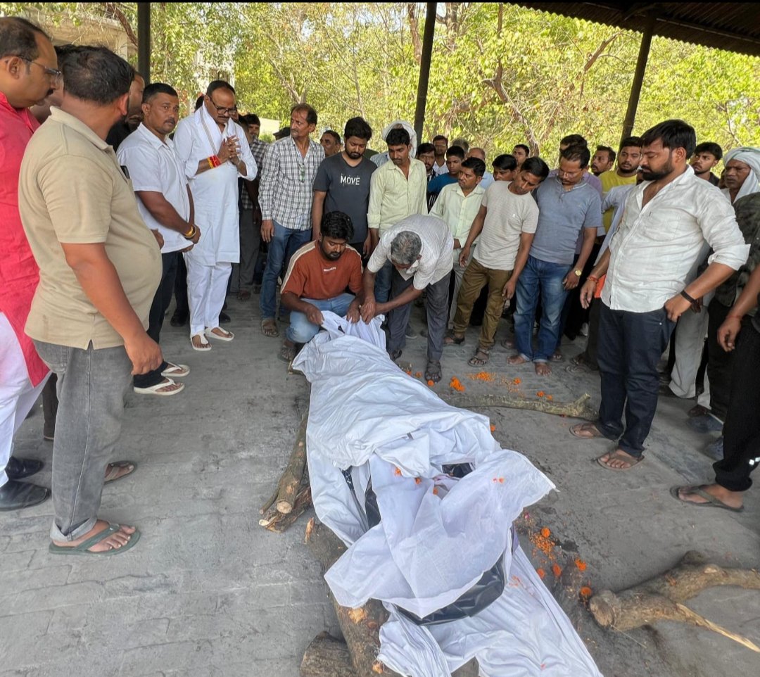 ay819794's tweet photo. लखनऊ की उस दुखद घटना के बाद लगभग सभी नेताओं ने ट्वीट किए, संवेदनाएँ व्यक्त कीं और फिर आगे बढ़ गए। लेकिन शायद उपमुख्यमंत्री बृजेश पाठक जी ऐसे एकमात्र नेता हैं, जो न केवल घटना स्थल पर सबसे पहले पहुँचे, बल्कि पीड़ित परिवारों के बीच लगातार उपस्थित रहकर उनका हौसला भी बढ़ा रहे हैं। आज वे दिवंगत छात्राओं के अंतिम संस्कार में भी शामिल हो रहे हैं।

मैं भाजपा का समर्थक नहीं हूँ, लेकिन अच्छे सामाजिक कार्यों और मानवीय संवेदनाओं की सराहना अवश्य की जानी चाहिए। राजनीति से ऊपर उठकर ऐसे प्रयासों का सम्मान होना चाहिए।@brajeshpathakup