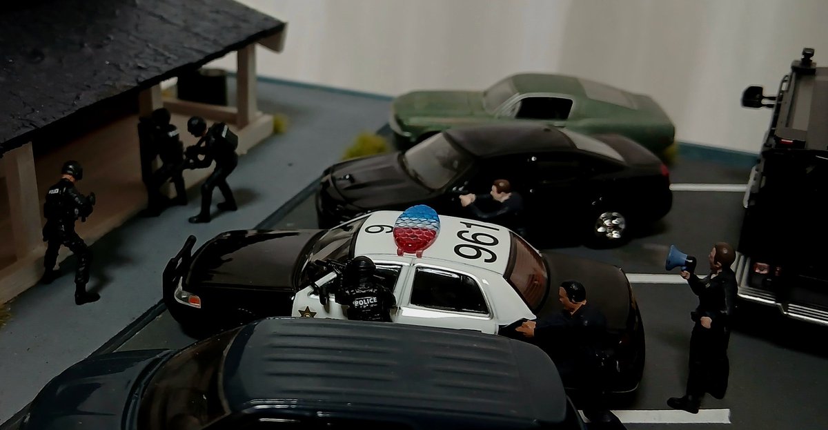 ForestSimple's tweet photo. 初のLASD CVの 1/64化‼️(クラヴィク)
596modelでは現在3台の車両が発売されてますが今回登場したCVは別格です。

色々車両を合わせて緊迫した突入シーンっぽく撮影してみました📸 https://t.co/bO8uffiyHS