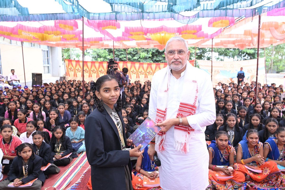 iJagdishBJP's tweet photo. કન્યા કેળવણીથી નારી સશક્તિકરણ તરફ મક્કમ કદમ... 

આજે ડેડિયાપાડા ખાતે કન્યા સાક્ષરતા નિવાસી શાળામાં 'શાળા પ્રવેશોત્સવ અને કન્યા કેળવણી મહોત્સવ'માં સહભાગી થઈ દીકરીઓ સાથે સંવાદ કર્યો અને પર્યાવરણના જતન માટે વૃક્ષારોપણ પણ કર્યું.

ગુજરાતના તત્કાલીન મુખ્યમંત્રી અને વર્તમાનમાં દેશના પ્રધાનમંત્રી શ્રી @narendramodi સાહેબે શરૂ કરાવેલું કન્યા કેળવણીનું ભગીરથ કાર્ય આજે વટવૃક્ષ બન્યું છે. ગુજરાતની દીકરીઓ શિક્ષિત અને સશક્ત બનીને 'વિકસિત ગુજરાતથી વિકસિત ભારત'ના સંકલ્પને સાકાર કરી રહી છે.

#ShalaPraveshotsav2026