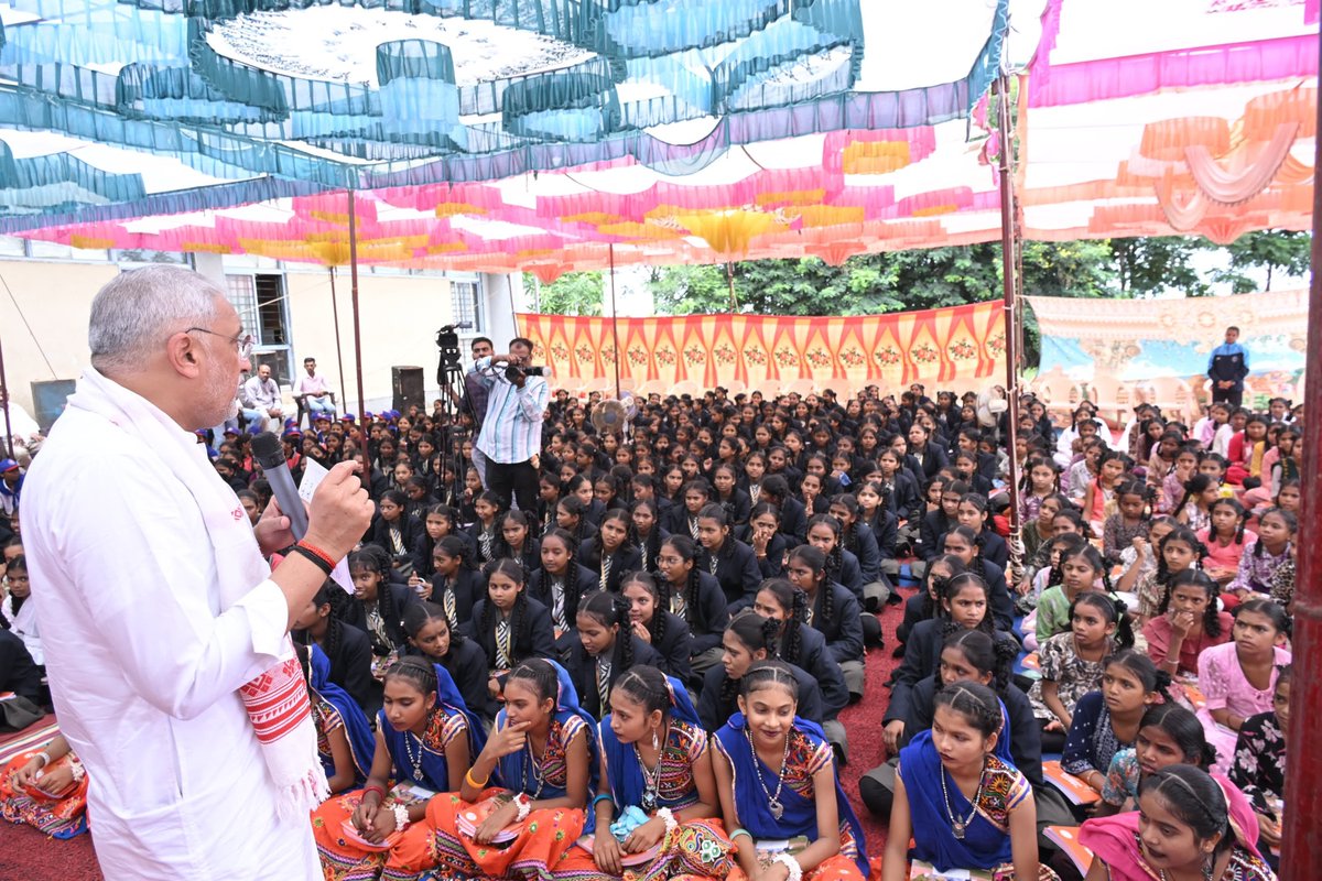iJagdishBJP's tweet photo. કન્યા કેળવણીથી નારી સશક્તિકરણ તરફ મક્કમ કદમ... 

આજે ડેડિયાપાડા ખાતે કન્યા સાક્ષરતા નિવાસી શાળામાં 'શાળા પ્રવેશોત્સવ અને કન્યા કેળવણી મહોત્સવ'માં સહભાગી થઈ દીકરીઓ સાથે સંવાદ કર્યો અને પર્યાવરણના જતન માટે વૃક્ષારોપણ પણ કર્યું.

ગુજરાતના તત્કાલીન મુખ્યમંત્રી અને વર્તમાનમાં દેશના પ્રધાનમંત્રી શ્રી @narendramodi સાહેબે શરૂ કરાવેલું કન્યા કેળવણીનું ભગીરથ કાર્ય આજે વટવૃક્ષ બન્યું છે. ગુજરાતની દીકરીઓ શિક્ષિત અને સશક્ત બનીને 'વિકસિત ગુજરાતથી વિકસિત ભારત'ના સંકલ્પને સાકાર કરી રહી છે.

#ShalaPraveshotsav2026