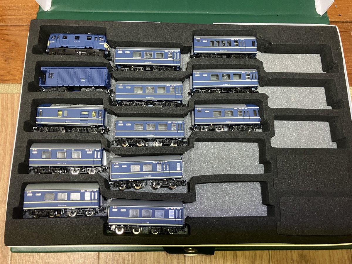 JNR_P_F_Train's tweet photo. 次回の関西運転会のアシは、Supreme Classで確定しました(笑
まぁ席が取れればですが…

ということで
　1958.02_3004レ_特急『さくら』
　1975.04_32レ_特急『北星』
　1992年頃_東北本線 普通列車
の3編成が一気に完成です。

制作記の続きは順次書いてきます

#Bトレ https://t.co/JqpCivmRpu