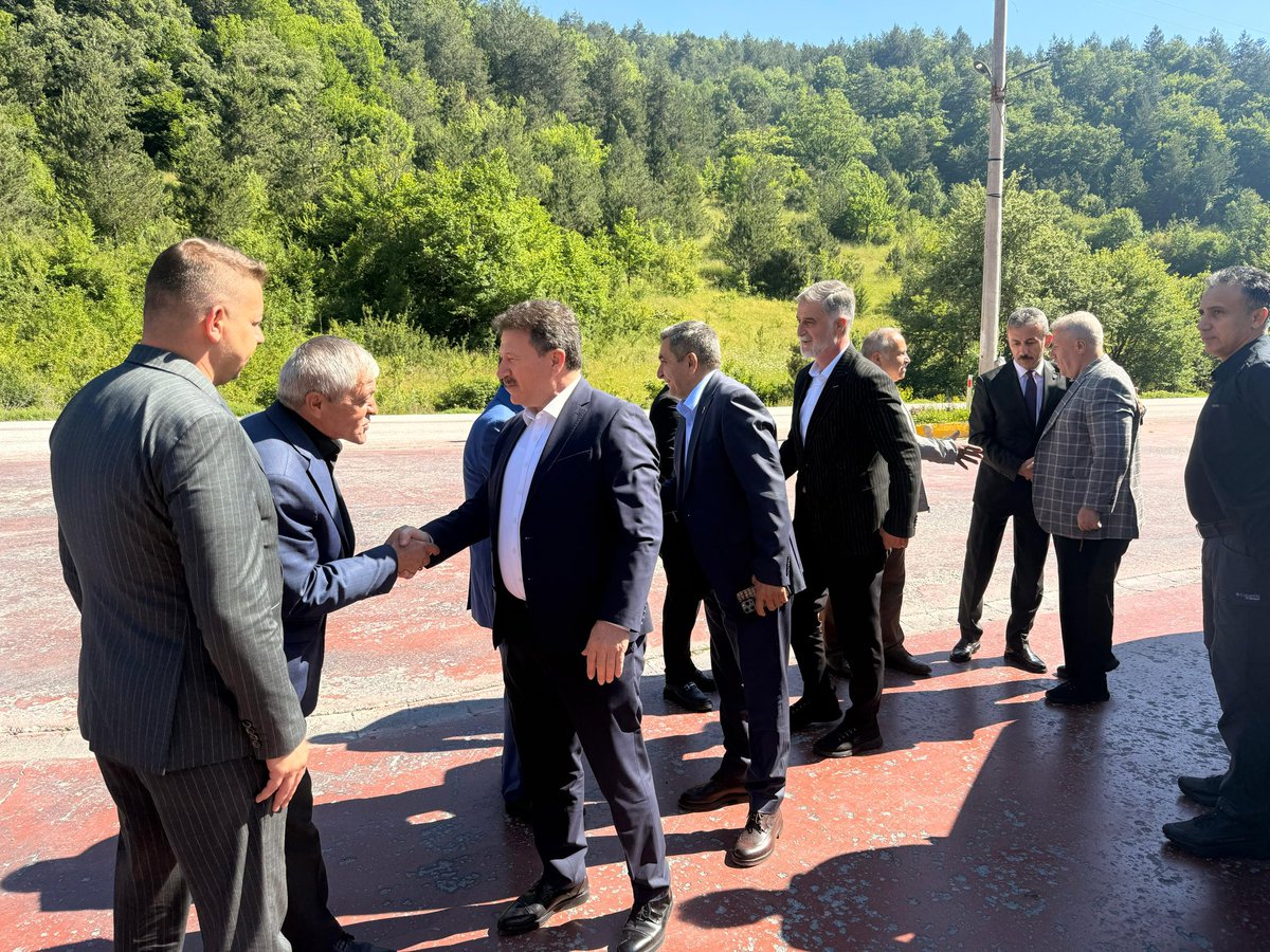 MehmetYiginer's tweet photo. Bolu Esnaf ve Sanatkarlar Odaları Birliği Başkanımız Mustafa Yaman, Başkan Vekilimiz İsmail Öztürk, Yönetim Kurulu Üyelerimiz Hakkı Yavuz, Ersin Çelik, Zafer Akkuş ve Bolu Şoförler Odası Başkan Vekilimiz Seyfettin Sarıarslan’ı; TŞOF Genel Başkan Vekillerimiz Ercan Soydaş, Latif Altın ve ANKESOB Yönetim Kurulu Üyemiz Mehmet Ali Okumuş ile birlikte ziyaret ettik.

Ziyaretimiz kapsamında, Bolu ESOB Olağan Genel Kurulu sonucunda göreve gelen Mustafa Yaman Başkanımıza ve Yöneticilerimize hayırlı olsun dileklerimizi ileterek; esnaf ve sanatkarlarımızın geleceğine dair birlik ve beraberlik içerisinde yürüteceğimiz çalışmalar üzerine karşılıklı fikir alışverişi ve değerlendirmelerde bulunduk.

İlgi, alaka ve misafirperverliklerinden dolayı Bolu ESOB Başkanımız Mustafa Yaman’a ve birlik yöneticilerimize teşekkür ediyor, görev ve çalışmalarında muvaffakiyetler diliyoruz.