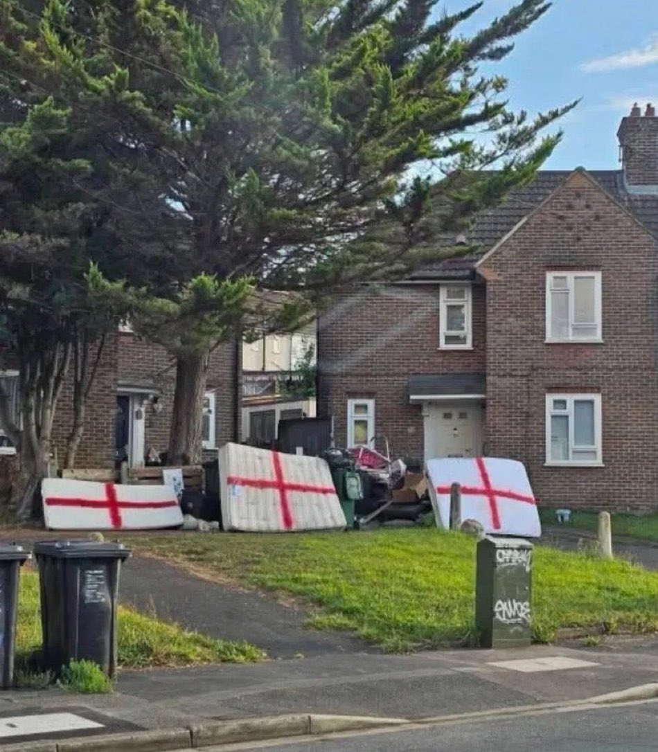 Inevitablewest's tweet photo. Locals are drawing England flags on trash down their street so the council comes and collects it faster.

Genius. https://t.co/keGb8GHu0q