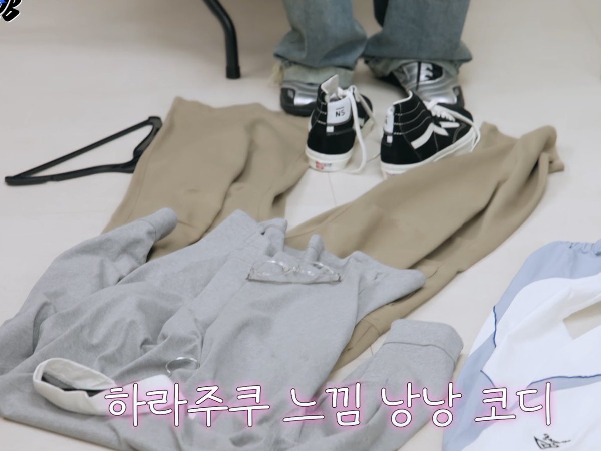 Forever_42l's tweet photo. 멤버들 스타일링 해주는건데 다 본인 같이 차분한 옷들 고른거 너무 좋네 https://t.co/LDQSasCZuZ