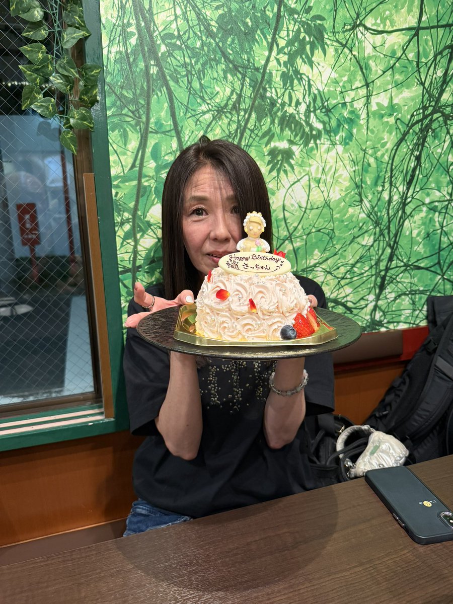 warusa1001's tweet photo. 本日は、煌めきの森🌳にて、さっちゃんの誕生日会🎂🎊㊗️お腹いっぱい🈵
誕生日ケーキ🎂も煌めきさんからプレゼント🎁して頂きました😆🎶
からの〜B ar EARTHなう🍷🍾 素敵な一年を過ごしてな😎✌️
#barearth https://t.co/QIhsRyNKjR