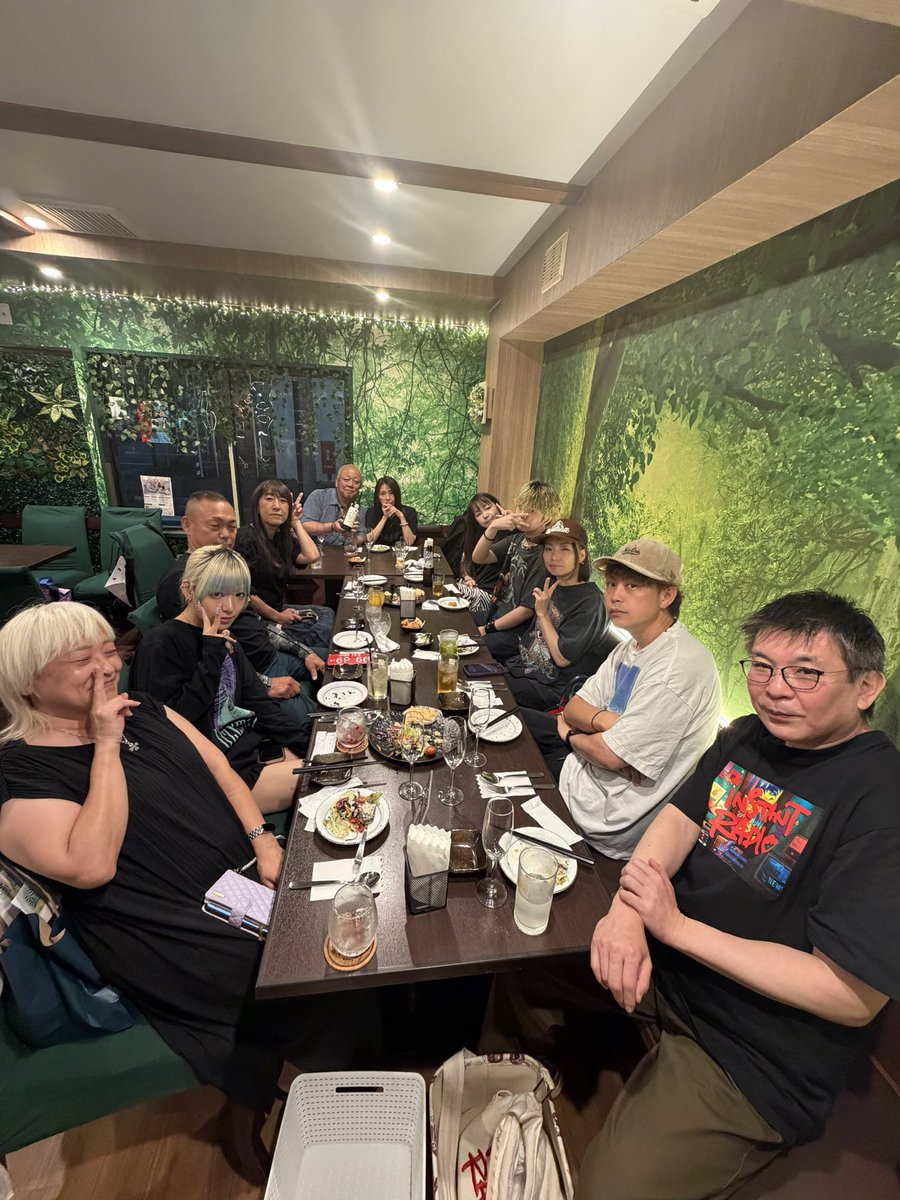 warusa1001's tweet photo. 本日は、煌めきの森🌳にて、さっちゃんの誕生日会🎂🎊㊗️お腹いっぱい🈵
誕生日ケーキ🎂も煌めきさんからプレゼント🎁して頂きました😆🎶
からの〜B ar EARTHなう🍷🍾 素敵な一年を過ごしてな😎✌️
#barearth https://t.co/QIhsRyNKjR