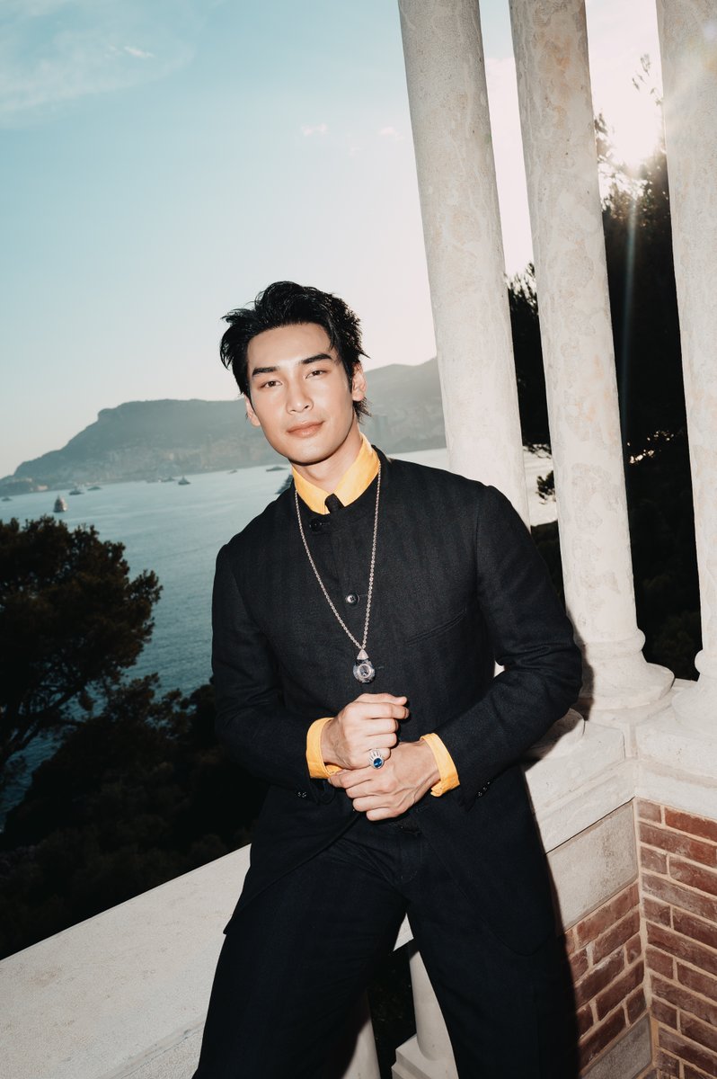 SECRET_Styled's tweet photo. #PiagetSociety #ColoursOfExtraleganza #ApoNattawin 

#Piaget เฉลิมฉลองบทส่งท้ายภายใต้ซีรีส์ไตรภาค Extraleganza จัดงานเปิดตัวคอลเลกชั่นจิวเวลรีชั้นสูง ที่ปีนี้มาในชื่อ ‘Colours of Extraleganza’ ณ เมืองม็องตอง ประเทศฝรั่งเศส

โดยมี อาโป-ณัฐวิญญ์ Global Ambassador และเหล่าเพียเจต์ โซไซตี้คนสำคัญร่วมถ่ายทอดมนต์เสน่ห์ พร้อมพาสำรวจนิทรรศการสุดยิ่งใหญ่ที่รวบรวมผลงานการสร้างสรรค์ของเมซงกว่า 150 ชิ้น มาจัดแสดง ถ่ายทอดมรดกงานฝีมืออันเป็นเลิศ

อีกทั้งบอกเล่านิยามใหม่แห่งสีสันและเฉลิมฉลองศาสตร์แห่งความสง่างามอันเหนือระดับได้อย่างสมบูรณ์แบบ ก่อนปิดท้ายค่ำคืนด้วยงานกาล่าดินเนอร์สุดเอ็กซ์คลูซีฟ ณ Villa Cypris

คอลเลกชั่น ‘Colours of Extraleganza’ คือบทสรุปอันน่าตื่นตาตื่นใจของไตรภาคเครื่องประดับชั้นสูงที่ได้รับแรงบันดาลใจจากความรุ่งเรืองทางศิลปะและวัฒนธรรมในยุค 1960s และ 1970s — โดยสืบต่อความสำเร็จ มาจากคอลเลกชั่น Essence of Extraleganza ที่เปิดตัวในปี 2024 เพื่อฉลองครบรอบ 150 ปีของเมซง และ Shapes of Extraleganza ในปี 2025

ประกอบด้วยผลงานชิ้นเอกกว่า 65 ชิ้น ที่พร้อมพาทุกท่านเดินทางสู่อัตลักษณ์แห่งสีสันในแบบฉบับที่ไม่เหมือนใคร — ทุกชิ้นรังสรรค์ขึ้น ณ แผนกเครื่องประดับชั้นสูง Ateliers de l’Extraordinaire ของเมซง
ซึ่งพิสูจน์ให้เห็นถึงความเชี่ยวชาญด้านงานฝีมืออันเป็นเอกลักษณ์ ถ่ายทอดความงดงามของสีสันและสะท้อนจิตวิญญาณของ Piaget ได้อย่างสมบูรณ์แบบ

#DPromptCommunication
#SECRETStyled