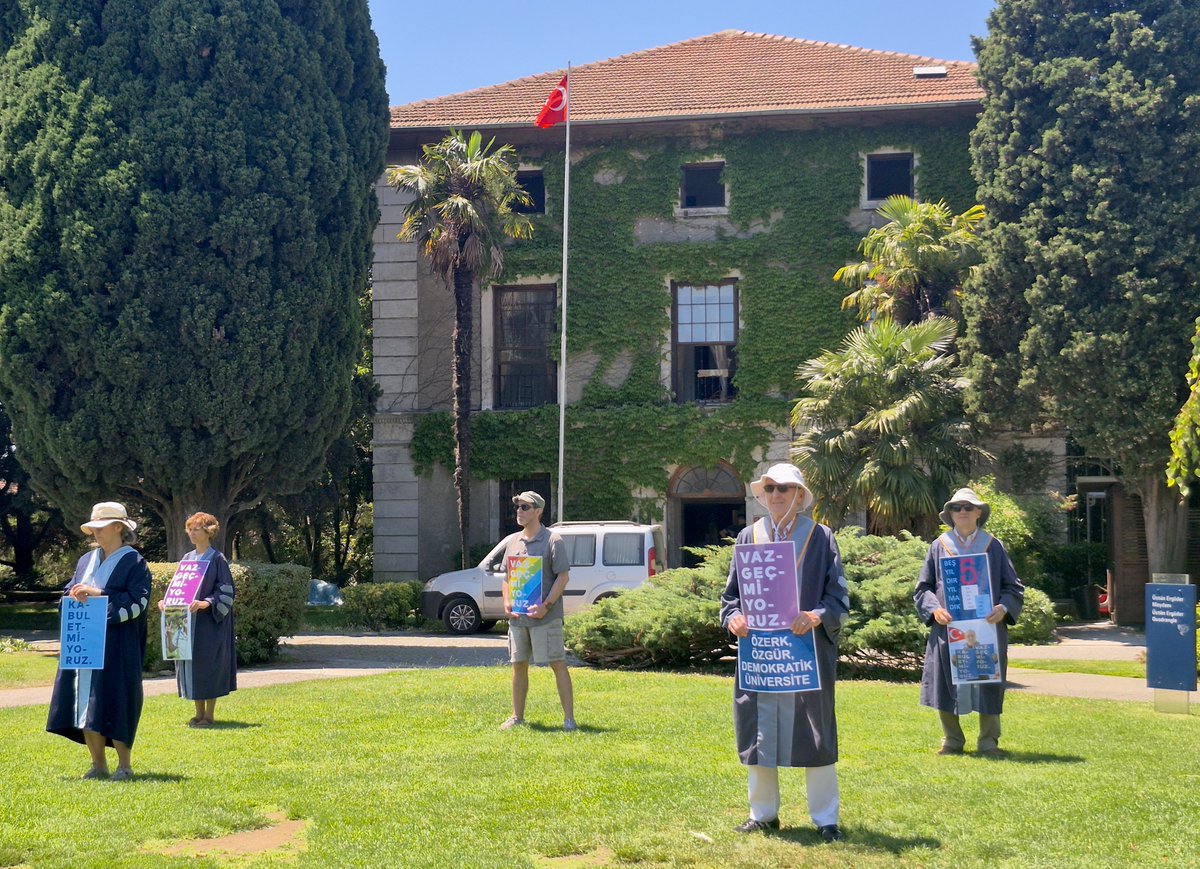 yunusunbabasi's tweet photo. 22 Haziran 2026 Boğaziçi Üniversitesi Akademisyenleri Nöbeti no. 1335. Direnişin 6. yılı/1996. günü @UniBogazici #KabulEtmiyoruzVazgeçmiyoruz
June 22, 2026 Bogazici University Faculty Vigil #1335/6th year/1996th day of the resistance @unibogazici_en #WeDoNotAcceptWeDoNotGiveUp https://t.co/luKaezETUz