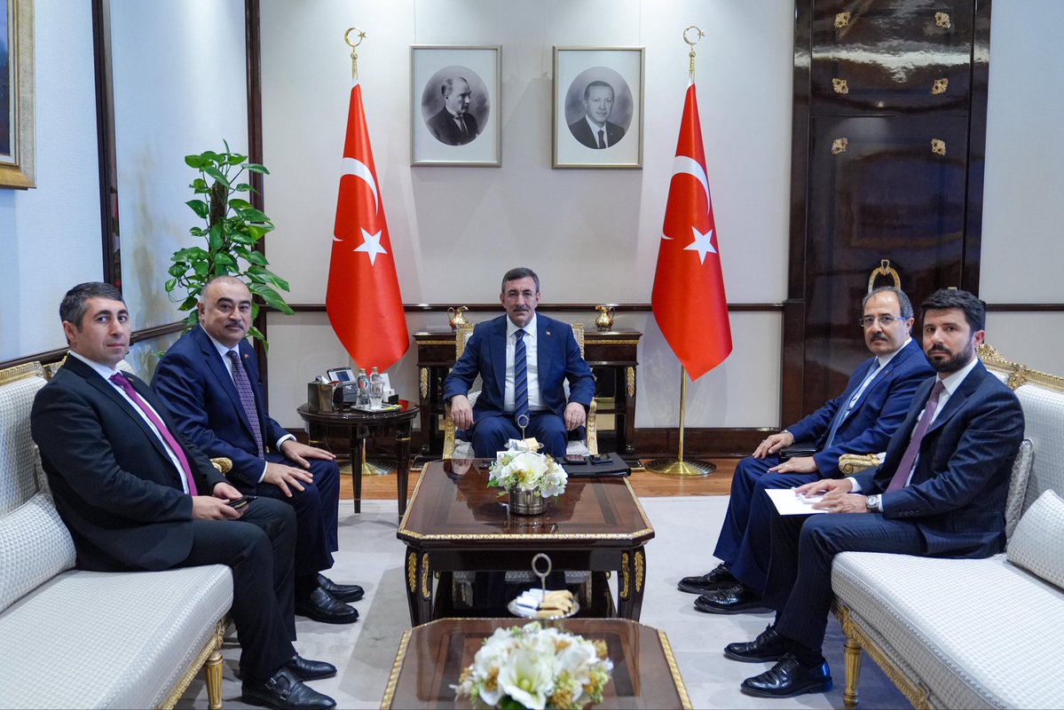 _cevdetyilmaz's tweet photo. Cumhurbaşkanlığı Külliyemizde, görev süresinin sona ermesi vesilesiyle veda ziyaretinde bulunan Azerbaycan’ın Ankara Büyükelçisi Sayın Reşad Memmedov’u ağırladık.

Ankara’da görev yaptığı süre boyunca Türkiye ile Azerbaycan arasındaki kardeşlik bağlarının ve stratejik iş birliğimizin güçlendirilmesine sunduğu değerli katkılar dolayısıyla kendisine teşekkür ediyor, bundan sonraki hayatında ve çalışmalarında başarılar diliyorum.

Sayın Memmedov’un, “Bir millet, iki devlet” anlayışı temelinde ilişkilerini müttefiklik düzeyine çıkarmış olan Türkiye-Azerbaycan arasındaki sarsılmaz kardeşliğin ve güçlü iş birliğinin gelişmesine katkı sunmaya devam edeceğine inanıyorum.