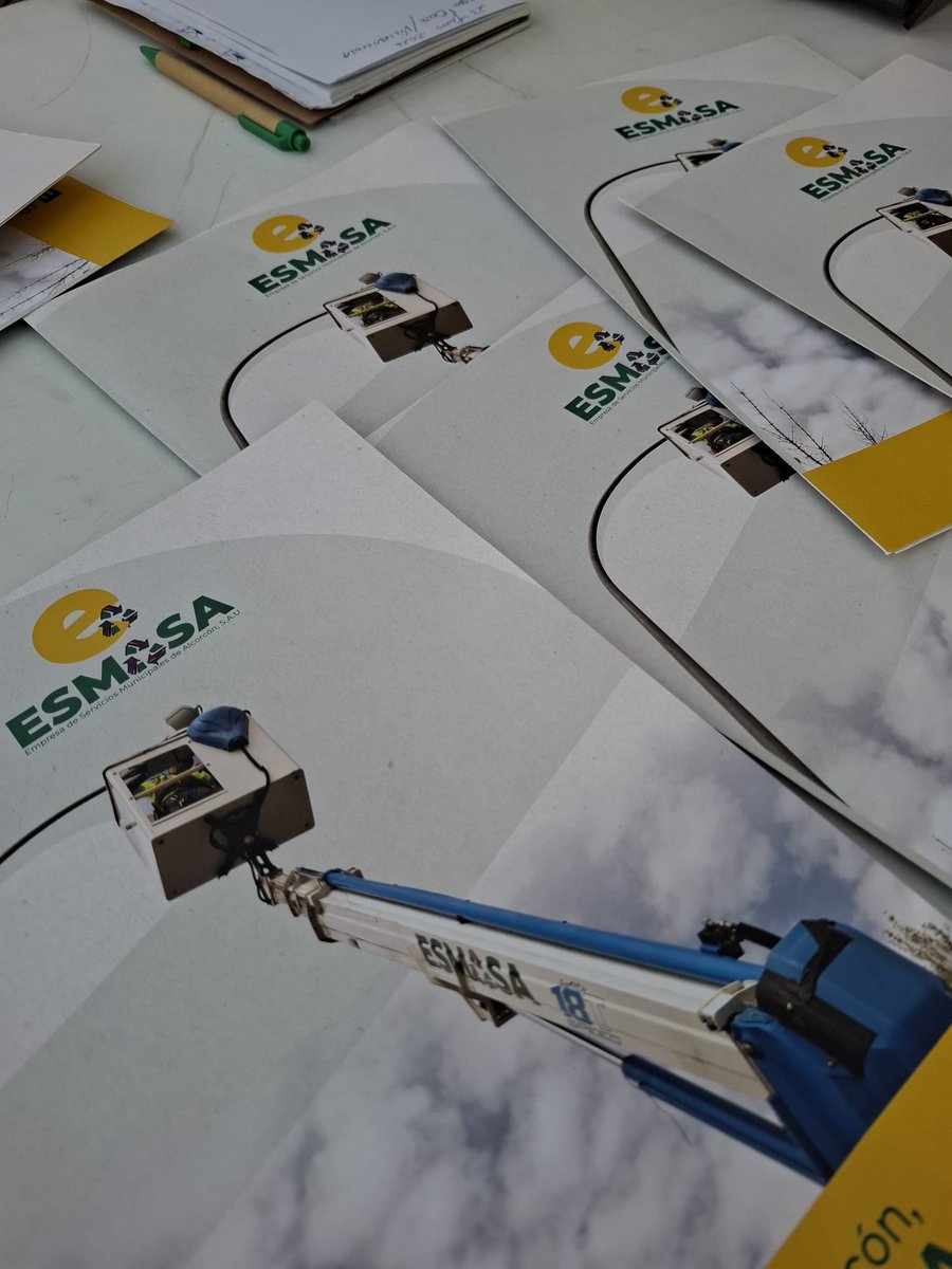 EsmasAlcorcon's tweet photo. 🤗 Mañana muy productiva de escucha vecinal, atendiendo las propuestas y sugerencias de la ciudadanía para incorporarlas a nuestra actuación integral

🫡 Desde hoy mismo, estamos trabajando en profundidad en el barrio con nuestro programa #ESMASAEnTuZona https://t.co/nvy4y3TKqW