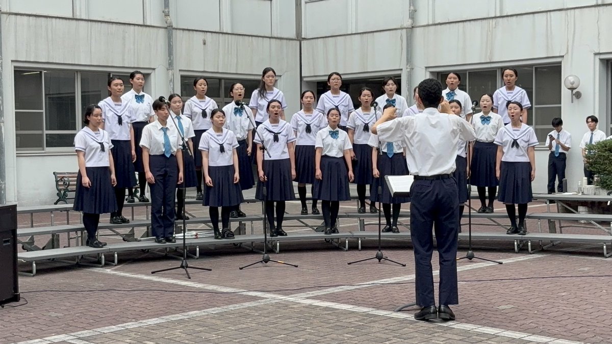 Shimizudani_Ch's tweet photo. 6月17日には新メンバーで初めての中庭発表がありました！人数が増えたことを実感できてすごく嬉しかったです🥰️
文化祭ではもっと精度を上げた合唱を聞いて貰えるように頑張ります！！ https://t.co/DSP2CsIikJ