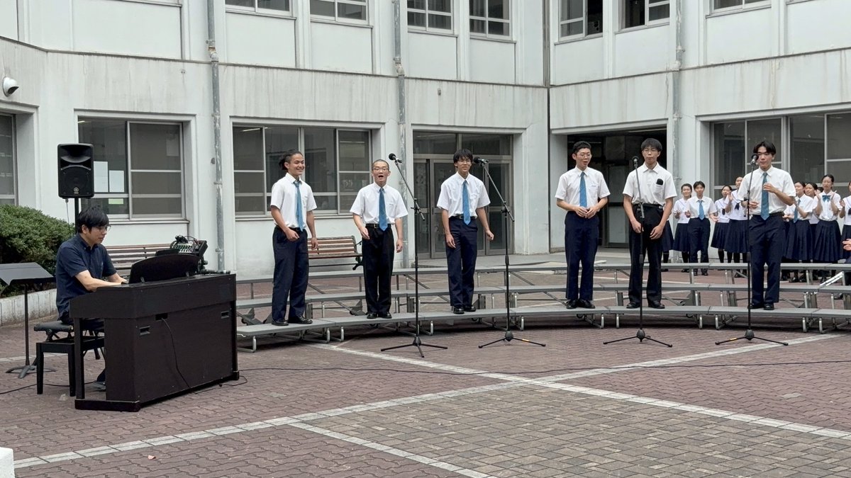 Shimizudani_Ch's tweet photo. 6月17日には新メンバーで初めての中庭発表がありました！人数が増えたことを実感できてすごく嬉しかったです🥰️
文化祭ではもっと精度を上げた合唱を聞いて貰えるように頑張ります！！ https://t.co/DSP2CsIikJ