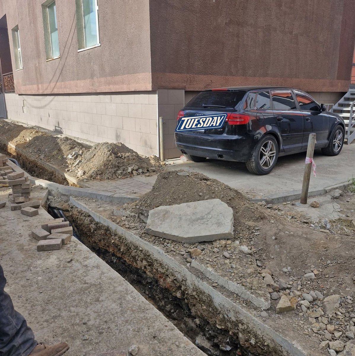 bolod_m's tweet photo. Машинаа аваарай ажил хийгдэх нь гэсэн чинь

- Би ажилтай байна, өөрсдөө учраа ол гэж хэлсэн гэнээ

Тэгээд ажил эхлэв гэж https://t.co/WABkFPzudm
