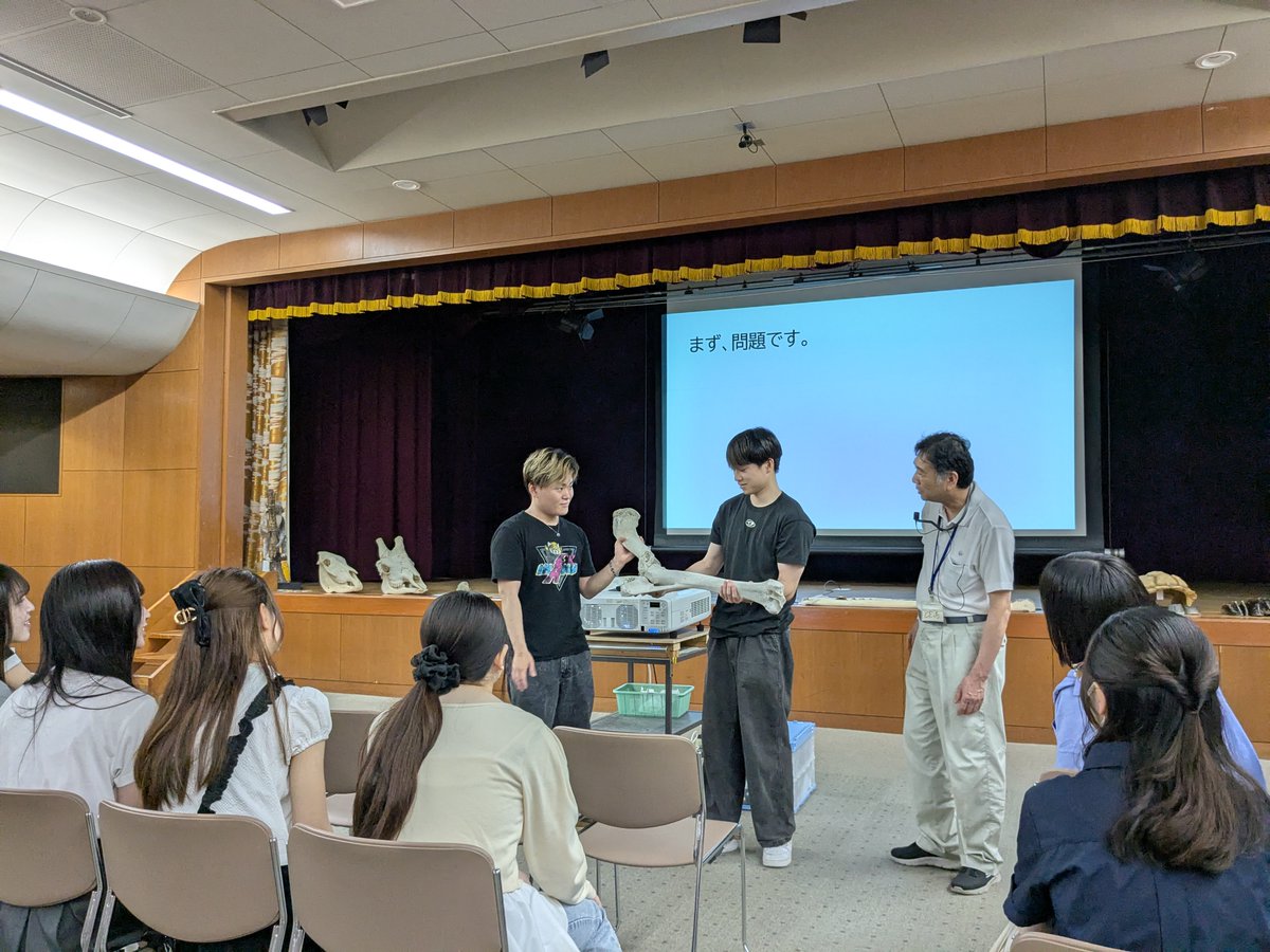 KG_gm_lab's tweet photo. ゼミで神戸市立王子動物園の動物教室を受講しました。
子ども達に環境や生き物の多様性をわかりやすく伝える方法を学びました。実際に生き物に触れさせていただいたり、様々な標本を見せていただきました。ご講演いただいた先生に心から感謝いたします。
#神戸市立王子動物園 #王子動物園 #動物教室 https://t.co/0luaNzDI8d