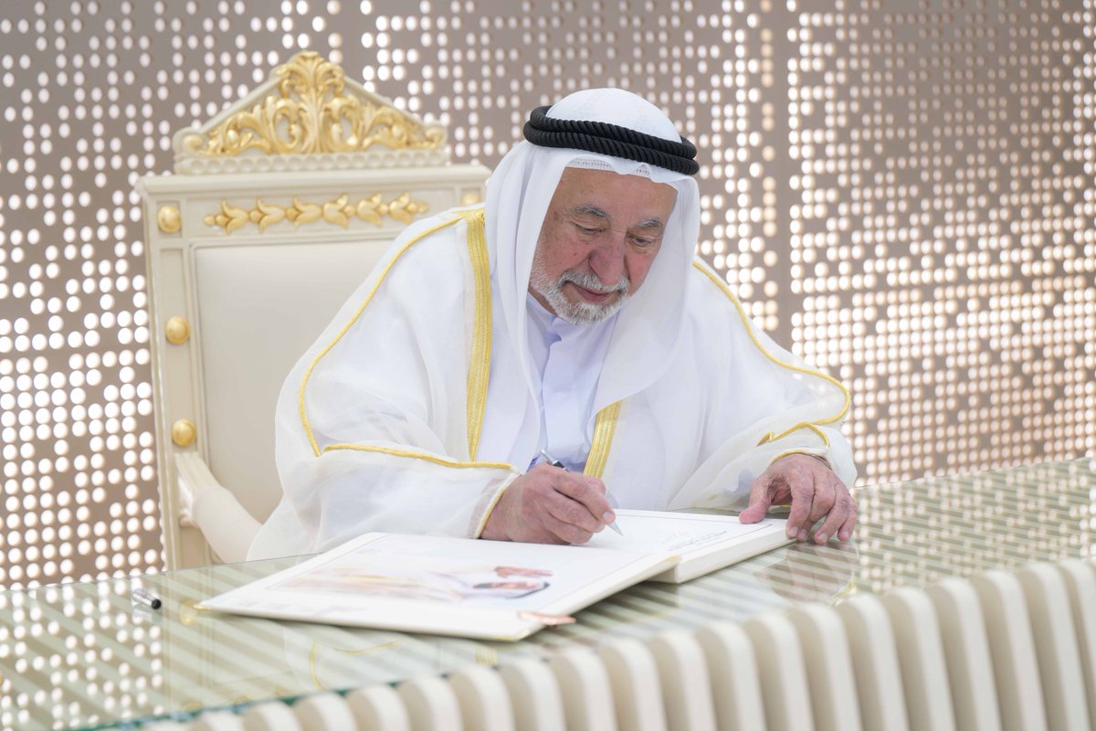 HHShkDrSultan's tweet photo. إصدار مرسوم أميري بترقية قائد عام شرطة الشارقة إلى رتبة فريق واعتماد ترقية 1519 من الكوادر العسكرية في الهيئات النظامية بالإمارة
Issuing Emiri decree promoting the Commander-in-Chief of Sharjah Police to Lieutenant General and promoting 1519 law enforcement officers in Sharjah https://t.co/Xmh90HMkQR