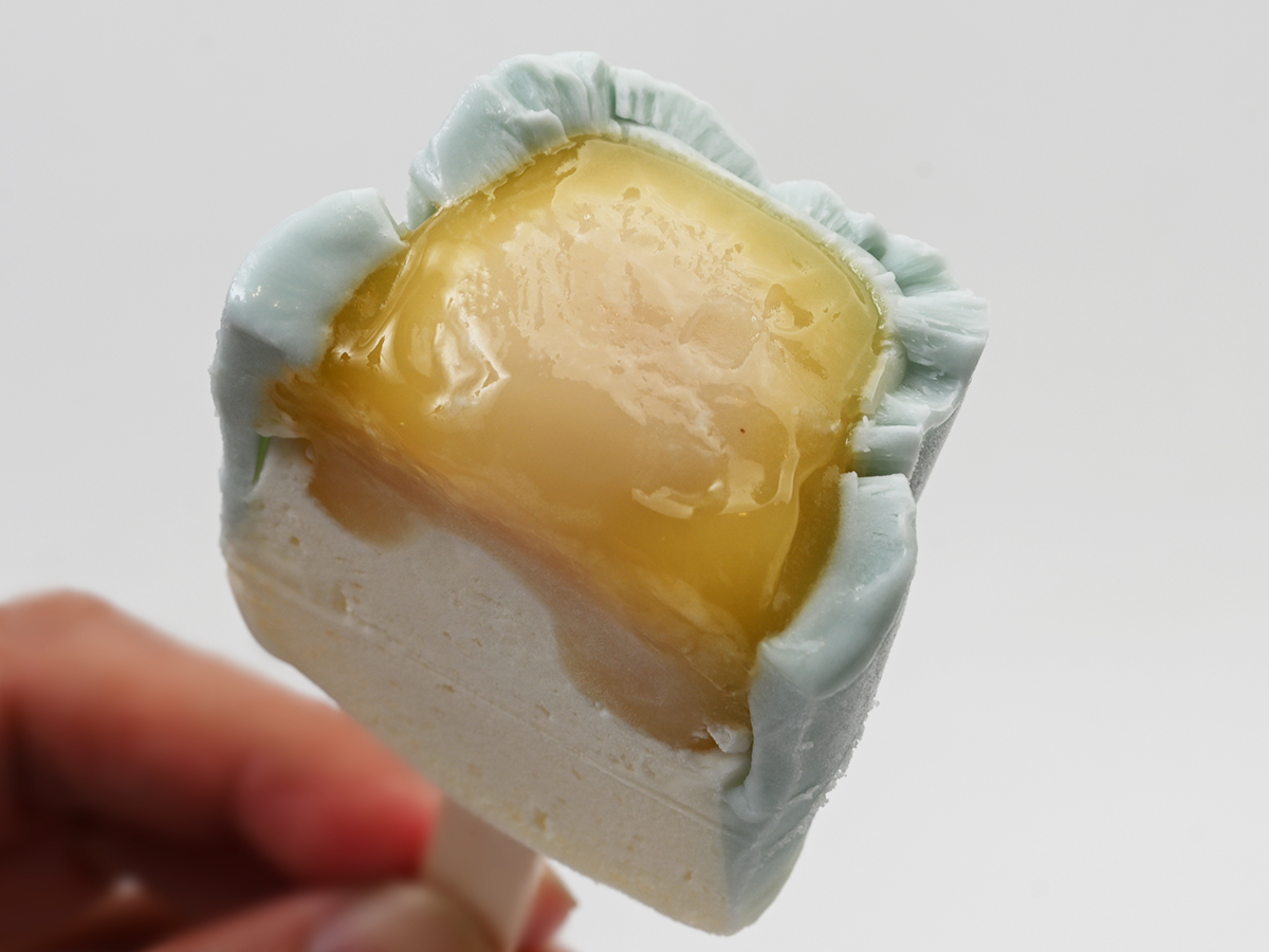 icemania's tweet photo. 【激うま】夏の青いあいすまんじゅう🔵爆誕!!

丸永製菓『あいすまんじゅう Dessert 塩バニラ』

塩バニラのコク、レモンソースの酸味、白こしあんの上品な甘さ。そこに微細氷のシャリシャリ感。甘さ、塩味、酸味のバランスが絶妙で、最後はさっぱり。

6/15から絶賛発売中。夏季限定商品なのでお見逃しなく！価格は237円（税込）