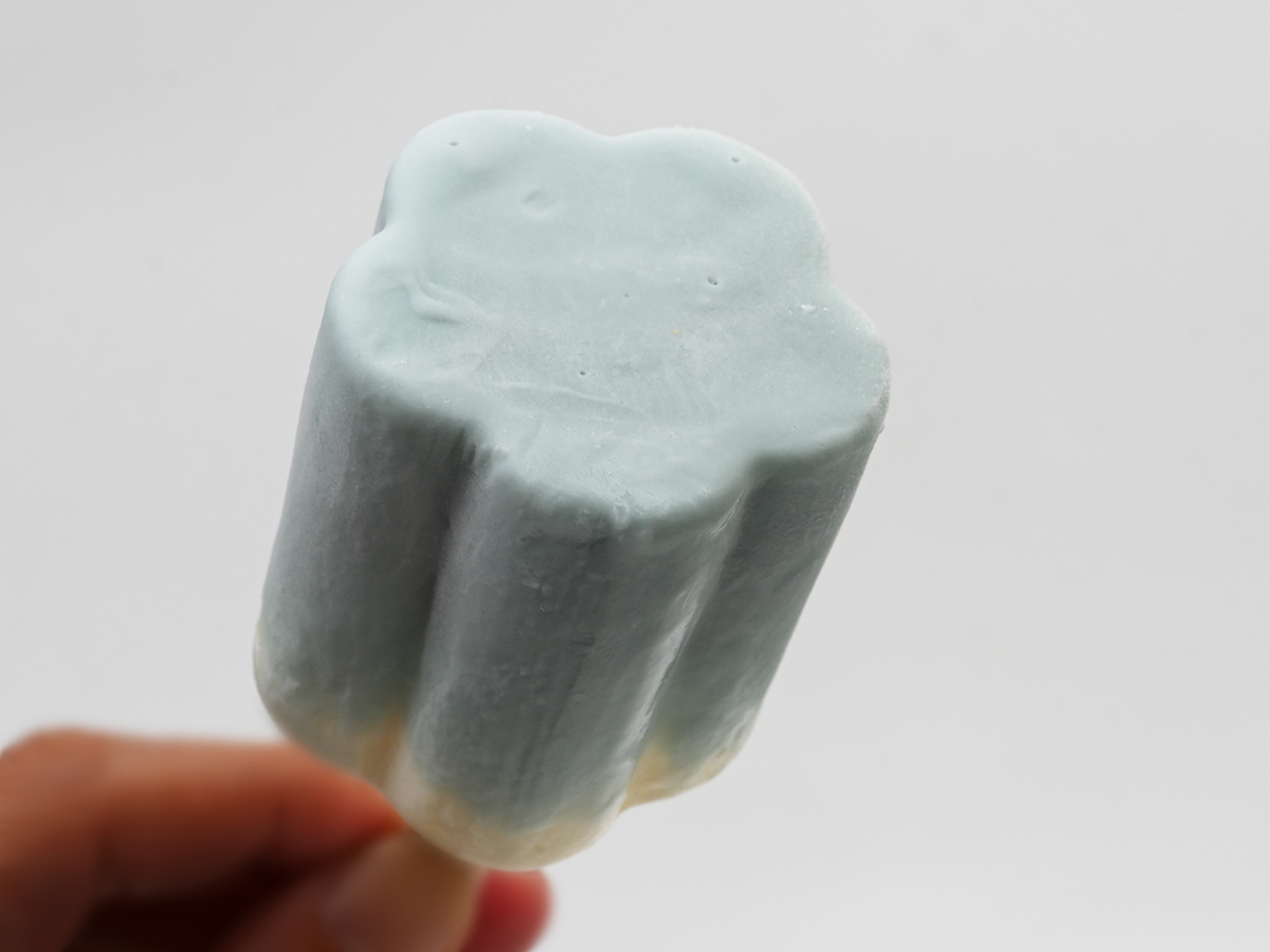 icemania's tweet photo. 【激うま】夏の青いあいすまんじゅう🔵爆誕!!

丸永製菓『あいすまんじゅう Dessert 塩バニラ』

塩バニラのコク、レモンソースの酸味、白こしあんの上品な甘さ。そこに微細氷のシャリシャリ感。甘さ、塩味、酸味のバランスが絶妙で、最後はさっぱり。

6/15から絶賛発売中。夏季限定商品なのでお見逃しなく！価格は237円（税込）