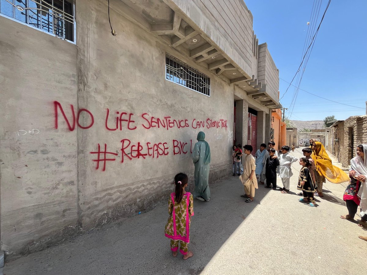 BYC_Shaal's tweet photo. ریاست کی جانب سے ڈاکٹر ماہ رنگ بلوچ اور شاجی بلوچ کو غیر شفاف عدالتی عمل کے ذریعے عمر قید کی سزا سنائے جانے کے خلاف آج بی وائی سی شال کے زیرِ اہتمام کوئٹہ کے قمبرانی اور اس کے مختلف علاقوں میں وال چاکنگ پمفلٹ تقسیم کرنے کی مہم اور کارنر میٹنگز کا انعقاد کیا گیا
#ReleaseBYCleaders https://t.co/kZ49rEpDq1