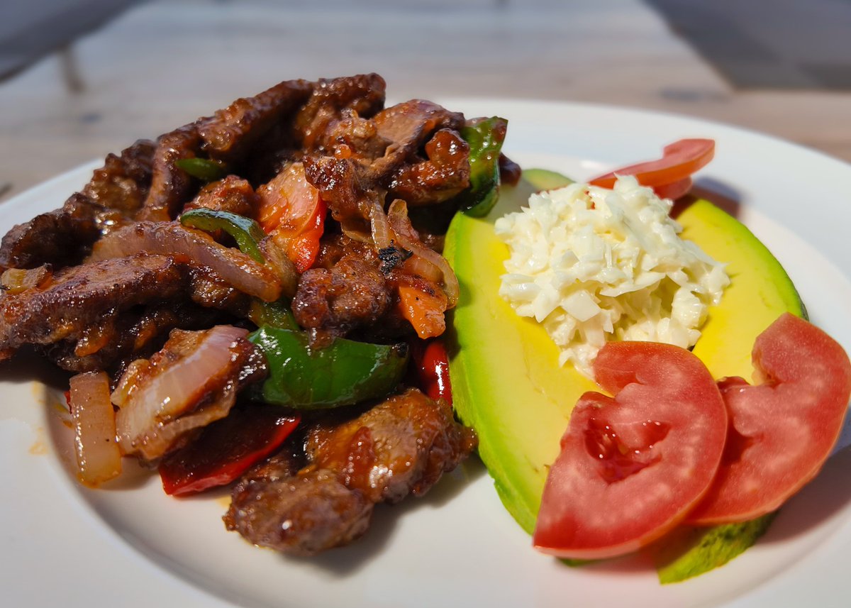 VeloraSunset's tweet photo. We take tender beef strips and wok-toss them with crisp, fresh vegetables, all finished in our signature savory sauce.
📍 Located in Munyonyo, Salaama Road, near Kirudu Referral Hospital.
📞 Order now: +256 393104 109 | +256 752 323 135
#ChefSpecial #BeefStirFry #KampalaEats https://t.co/eElgo9UGTo