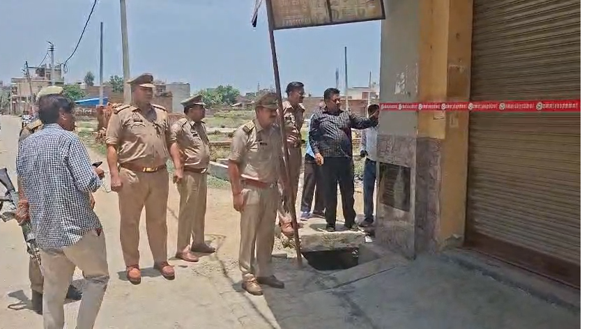bstvlive's tweet photo. शामली
➡️बीफ कांड के बाद प्रशासन की कार्रवाई
➡️अवैध रूप से संचालित मैरिज होम सील
➡️जल्द ध्वस्तीकरण की कार्रवाई होंगी
➡️वलीमा पार्टी में बीफ व्यंजन बनवाए थे
➡️दूल्हे उसके मामा को भेजा था जेल
➡️मैरिज होम संचालक को भेजा था जेल
➡️मुगल गार्डन मैरिज होम का मामला
#Shamli #BeefCase #AdministrativeAction @shamlipolice @dm_shamli