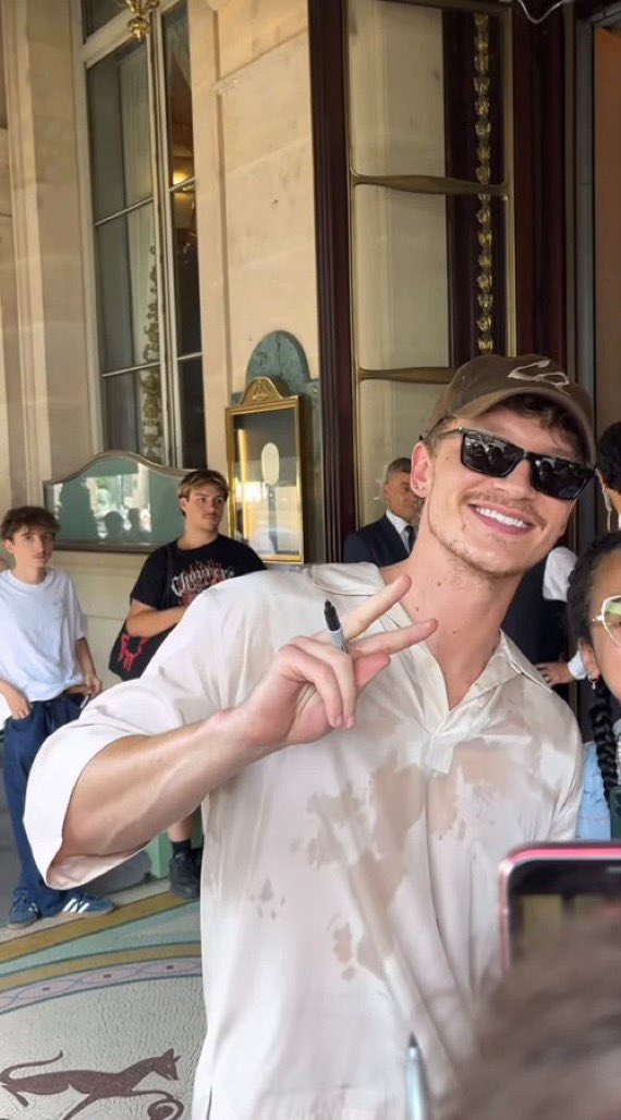 updatingstorrie's tweet photo. Connor Storrie looks beautiful in Paris! https://t.co/Q5IF6MqSCk