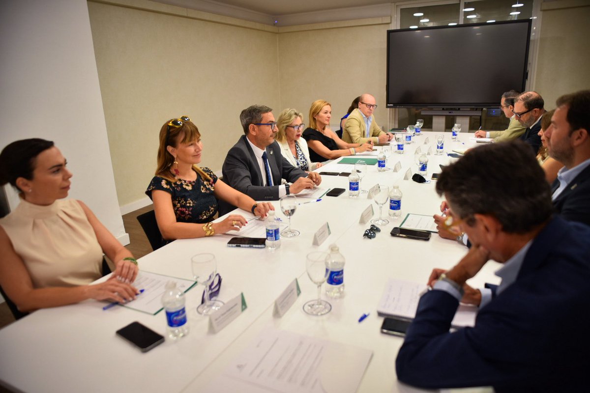 Navarro_PP's tweet photo. Reunión con todos los delegados territoriales de Málaga, porque no paramos de trabajar y de darle continuidad a todos los proyectos que están en marcha en la provincia de Málaga. ¡Seguimos! https://t.co/1JhNMasXmF