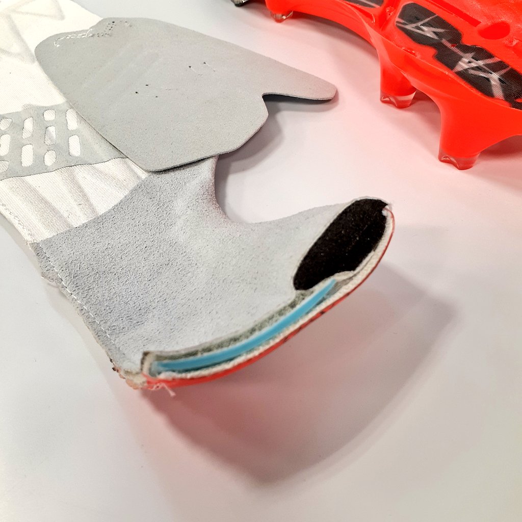 futaba_SW's tweet photo. #スタッフ高橋 注目ポイント④👍

✅ JAPAN CRAFT FIT LAST
→ 初速をより追求、新足型

今作より採用のNEWラスト。

高強度の選手中心に形状を採取、
狙いを最大に発揮させるべく、

全体のフォルムからつま先の
立上がり、踵への干渉まで追求。

#アシックス
#JETRAY ELITE
#フタバサッカーワールド https://t.co/kCCWxPJTWC