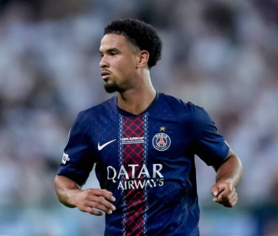 Soje2384's tweet photo. Comment expliquer cela ? 

On a un jeune interessant en France, titulaire dans le club double champion d'Europe, qui est polyvalent, 

Qui a montré qu'il est impérial au poste de latéral droit avec une capacité à multiplier des courses, une solidité défensive, une générosité constante dans l'effort et une qualité de centre acceptable. 

Mais on nous fait jouer Bob Marley comme latéral droit😇