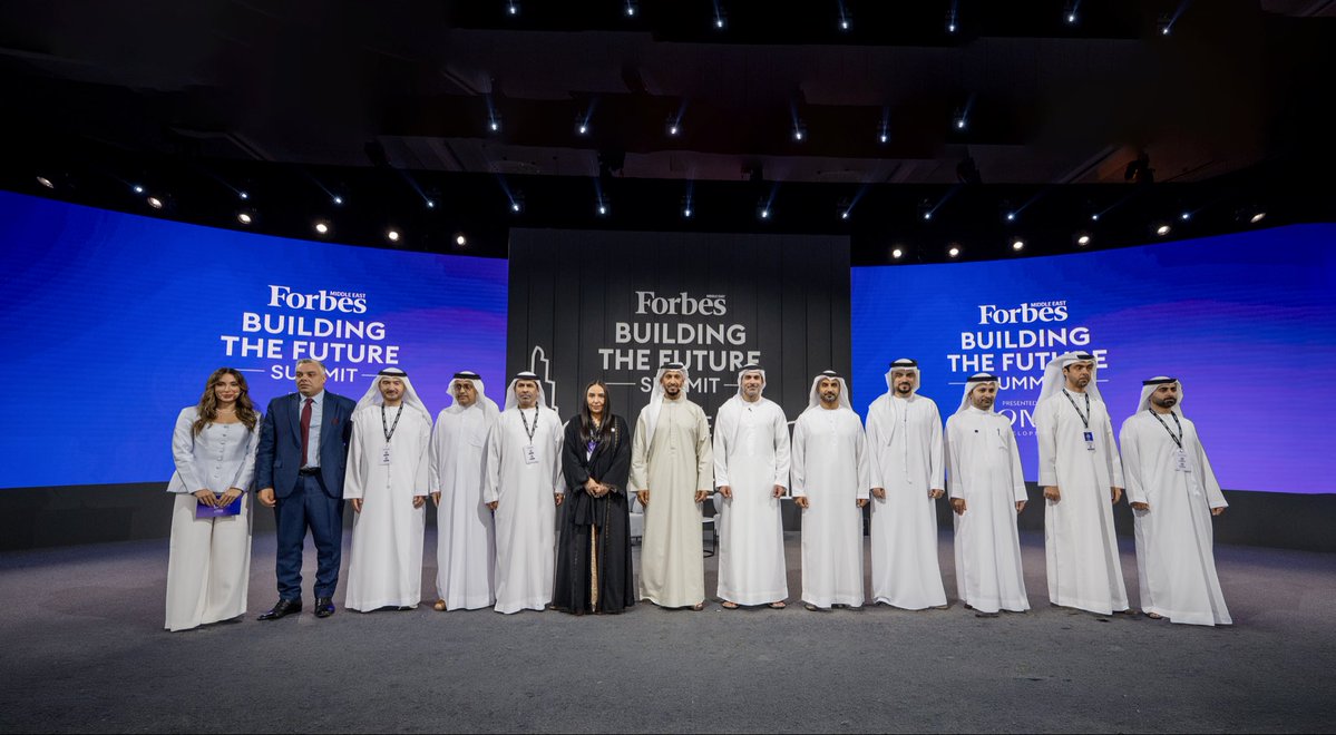 AMB_Alhamed's tweet photo. السردية الوطنية المتماسكة هي بنية تحتية للثقة وأصل اقتصادي، يحول الإنجاز إلى مصداقية، والمصداقية إلى تأثير، والتأثير إلى حضور دولي راسخ.. خلال مشاركتنا في جلسة حوارية ضمن قمة فوربس الشرق الأوسط بأبوظبي، أكدنا أن سرديتنا الإماراتية هي الجسر الذكي الذي يحيل أرقام إنجازاتنا الاقتصادية إلى رسالة إنسانية تعزز سمعتنا العالمية، وهي البوصلة التي تقود تدفقات الاستثمار العالمي نحو بيئتنا المحفزة للنجاح المستدام.. إعلامنا بات بنية تحتية وطنية بامتياز تصنع المصداقية وتدير المعنى؛ فالمستثمر قبل أن يفتح جدول بياناته، يكون قراره قد تشكل في مكان آخر؛ في صحيفة قرأها، وتقرير تابعه، وانطباع رسخته السردية قبل أن تتكلم الأرقام.. الإمارات أرست سرديتها الوطنية على مرتكزاتٍ راسخة؛ قوامها الاستقرار والتنمية، والتسامح والانفتاح، والاستثمار في الإنسان والمستقبل، فلم تشيد صرح صورتها الملهمة بالشعارات التقليدية، بل بالتماهي المطلق بين القول والفعل؛ حيث تتوحد الرؤية بالواقع، ويتعانق الطموح مع الإنجاز.