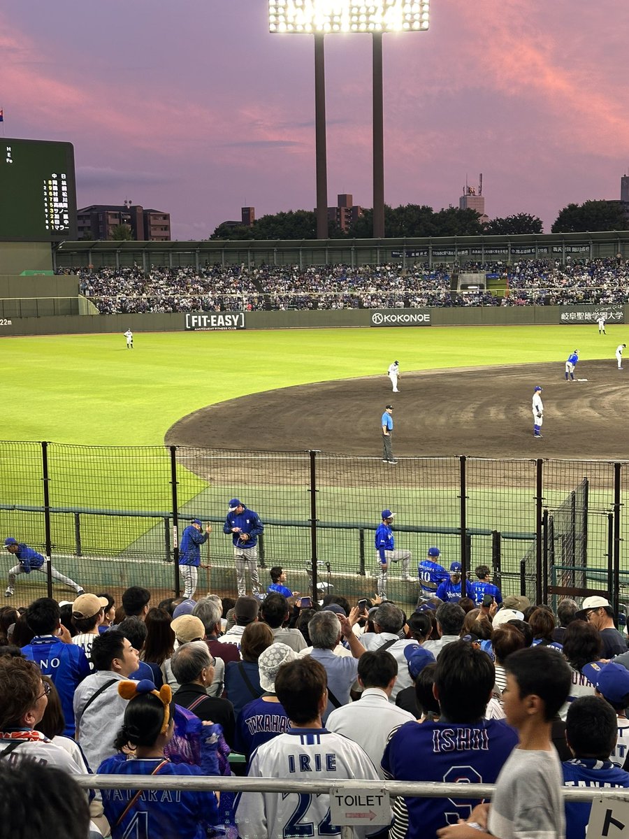 ubergoro22's tweet photo. これは今年の横浜がダメな理由の一つかもしれない。
ヒット打っても誰も喜ばない！
ブルペンの奴らは誰1人応援も喜びもしない。
これはチームとしてどうかと思う。
ブルペンに集まってグダグダ喋ってる暇があるならヒット打ったら喜べや💢 https://t.co/KgDBIW8HJz