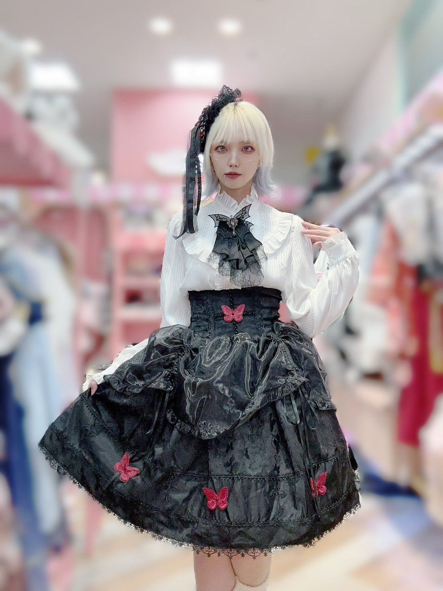 ToAlice_mao's tweet photo. ୨୧ #ToAlice池袋店 ୨୧ 

ブラウスのブローチは透け感のある蝶モチーフでゴシック感があり、スカートは前のチュールがドロストデザインなので好きな形にできます🌟

🌹Red Butterfly Series🌹

・ブラウス　¥7920
・スカート　¥13420
(各S/M/Lサイズ)
・ミニハット　¥3300
#ToAlice  #ToAliceStaff https://t.co/PFlsQOYWhb