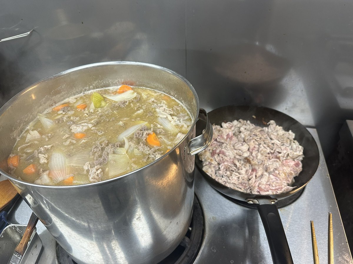 gmfc1012's tweet photo. 宴会の一品で新じゃがと新玉の肉じゃが30人分！
牛肉豚肉たっぷり！ https://t.co/VAco44IUkO