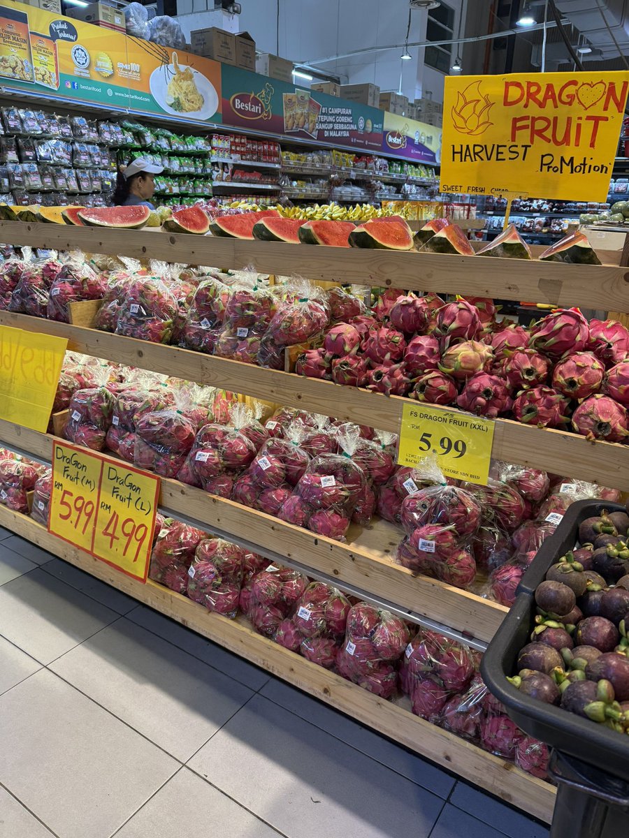 pickyhn's tweet photo. Tq Thailand dan China sebab supply buah2 murah ke Malaysia. 

Duduk Europe kau telan buah expired jelah https://t.co/gPYDMOIewF