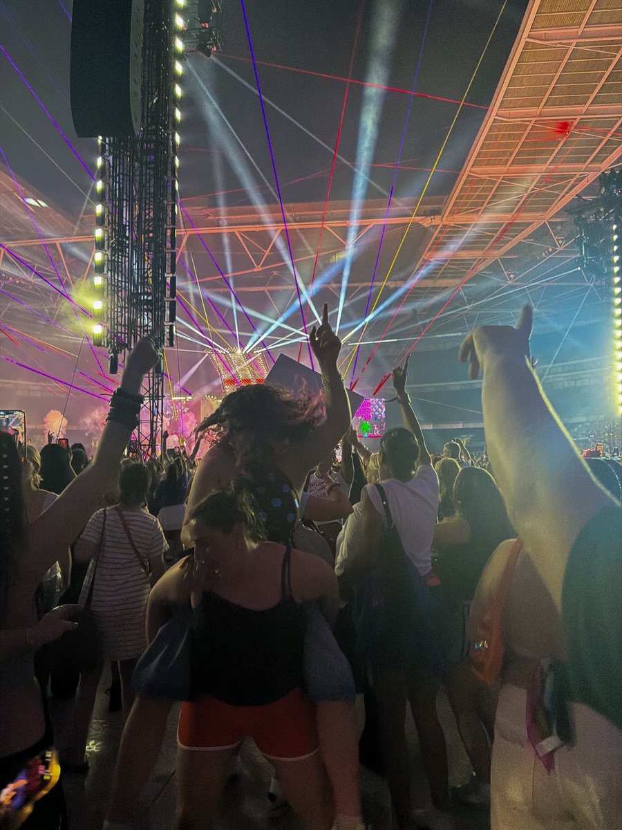 livoconnorrr's tweet photo. @HSHQ we would ADORE YOU. if we could be the photographer occasionally tn!!🫶 our 8th show this tour with many more nights to go😏 prepare for front north to be the most fun pit tn😝
#harrystyles #togethertogether https://t.co/A5GtUMoPjZ