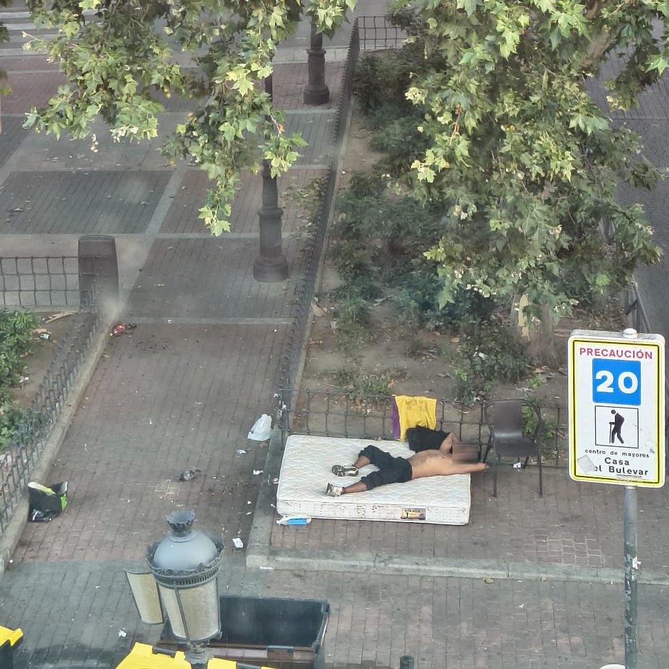 VallecasBulevar's tweet photo. Ayer y hoy, la misma escena en el Bulevar: colchones en la calle, personas pernoctando a diario y un entorno cada vez más degradado e insalubre. Ni se atiende a quienes lo necesitan ni se protege el espacio público.

La inacción del @MADRID @JMDpvallecas forman parte del problema https://t.co/EV4ECII1lk