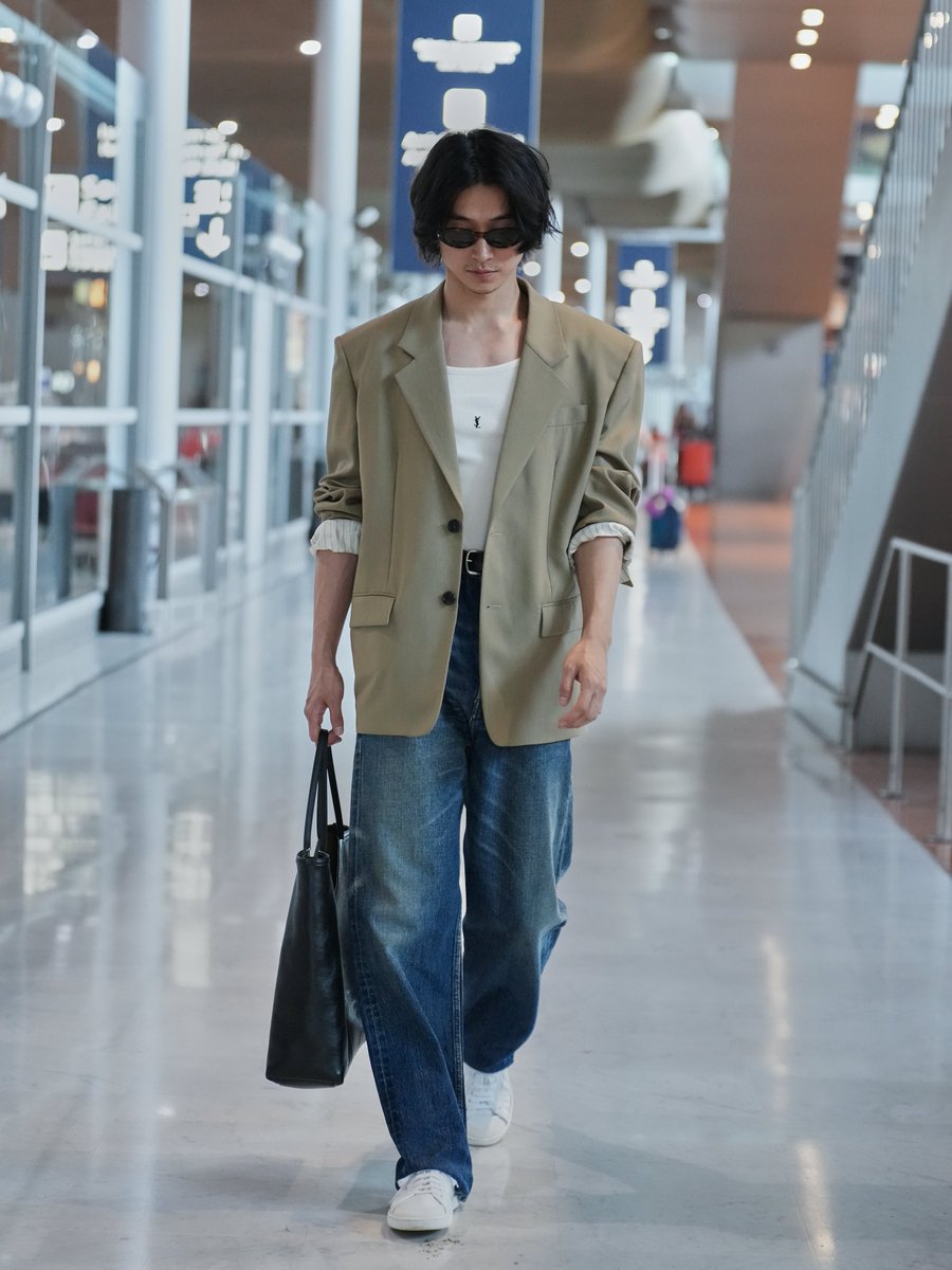 SaintLaurentJP's tweet photo. 山﨑賢人 × サンローラン
27年夏 メンズショーへ
━━━━━━━━━━━━
Yシントートと共に、パリの空港へ降り立った山﨑賢人。

▼バッグの詳細はこちら
https://t.co/R9Yi6iz1LP https://t.co/NiVX0mzCJh