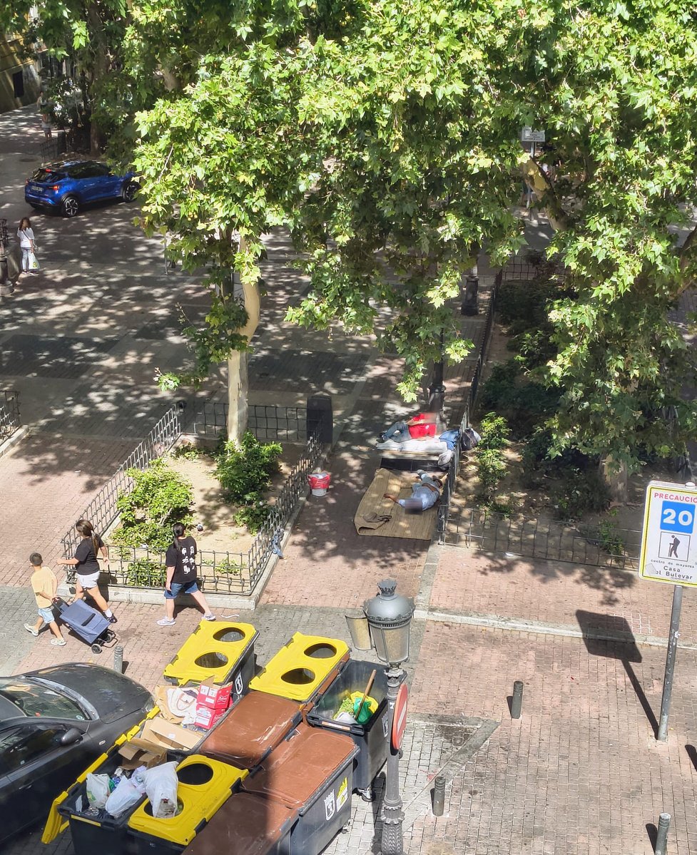 VallecasBulevar's tweet photo. Ayer y hoy, la misma escena en el Bulevar: colchones en la calle, personas pernoctando a diario y un entorno cada vez más degradado e insalubre. Ni se atiende a quienes lo necesitan ni se protege el espacio público.

La inacción del @MADRID @JMDpvallecas forman parte del problema https://t.co/EV4ECII1lk