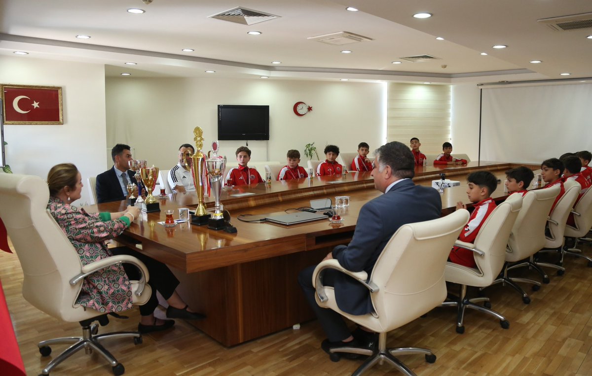 EtimesgtKymkmlk's tweet photo. Karabük’te düzenlenen Okul Sporları 2025-2026 Küçük Erkekler Türkiye Finallerinde büyük bir başarı göstererek ortaokullar kategorisinde Türkiye İkincisi olan ilçemiz Çanakkale Şehitleri Ortaokulu Futbol Takımı, Kaymakamımız Sayın Özlem Bozkurt Gevrek’i ziyaret etti.

Ziyaret sırasında öğrencilerimizi ve öğretmenlerimizi başarılarından dolayı tebrik eden Kaymakamımız, elde edilen derecenin ilçemiz adına büyük bir gurur kaynağı olduğunu ifade etti.

İlçemize bu anlamlı gururu yaşatan öğrencilerimize, öğretmenlerimize ve emeği geçen herkese teşekkür ediyoruz.👏⚽️🏆

@Ozlemgevrek