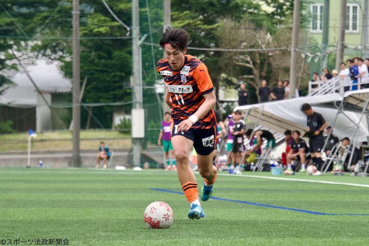 spohosoccer's tweet photo. 【#スポホウ的今節のMVP🏆】
スポホウ記者が独自の視点で選ぶこの企画
立正大戦のMVPは....

#小池直矢（現4＝ #前橋育英 ・ #ジュビロ磐田 内定）選手です🎉

得意のドリブルでチャンスを演出🔥 全得点に絡む大活躍で昨年の雪辱を果たし、チームを逆転勝利へ導いた！！🧡✨

#法政 #スポホウ #jubilo https://t.co/XzQP0HejrT