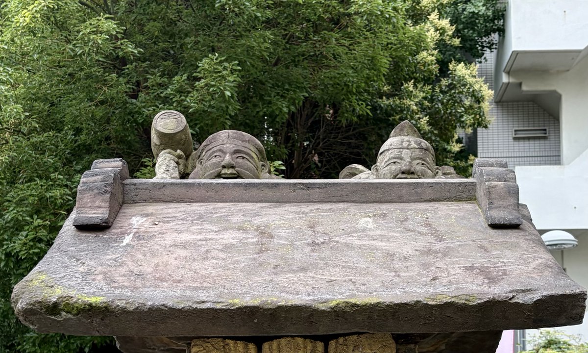bosenbei's tweet photo. 鹽竈神社　東京都港区新橋５丁目
藤原鎌足の末裔奥州の雄藩���台藩主陸奥守伊達綱村が、元禄八年冬、陸奥国一宮塩竃大明神をその本祠より江戸汐留の藩邸内に勧請したのにはじまり、その後安政三年春現在地に遷座。衆庶の参拝するところとなった。自然環境の保全に努めているそうです。 https://t.co/o7Wgt1D8ZD