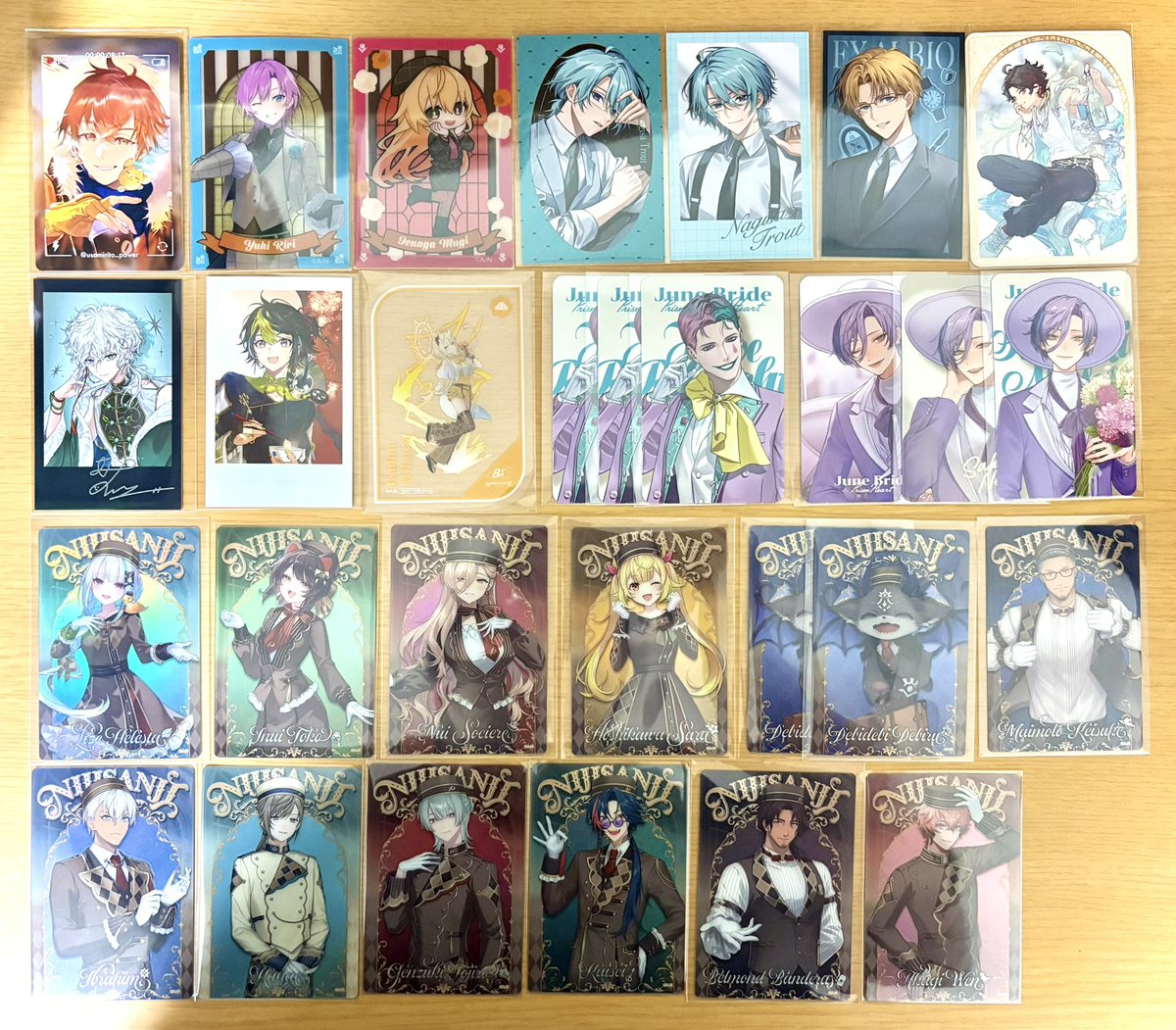 same_926's tweet photo. 【譲渡・交換】にじさんじ　カード　缶バッジ　アクリルスタンド

【譲】画像1〜4

【求】ツリー画像1〜2
　　 定価+送料(一部要相談)

【優先】交換 > 譲渡
　　　 複数 > 単体
※お支払いPayPayのみ https://t.co/v2u2JXglwy
