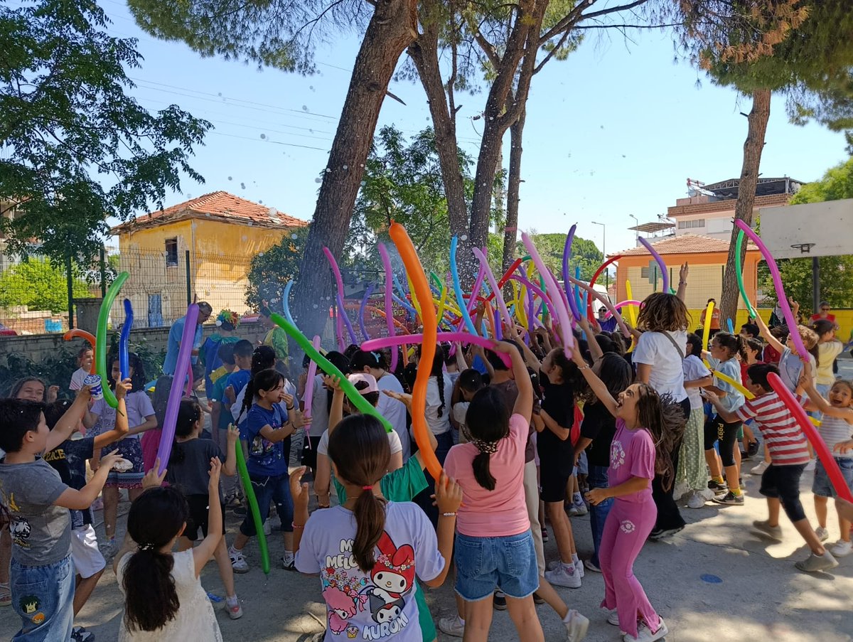Sakaryaio20's tweet photo. Okulumuzda eğitim öğretim yılının son haftasında öğrencilerimizin keyifli vakit geçirmesi amacıyla çeşitli etkinlikler düzenlendi. Balon ve köpük etkinlikleri, eğlenceli oyunlar ve pamuk şeker ikramı ile öğrencilerimiz unutulmaz bir gün yaşadı. @denizlimem https://t.co/MDB4NneNDT