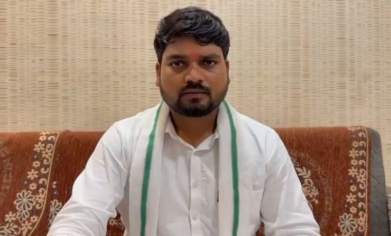 Mrsinha's tweet photo. Big news: Gujarat court sentences AAP MLA Chaitar Vasava and 8 others including his wife to 7 years' imprisonment in case of assault on forest officials.....
He may be disqualified from assembly as well.... https://t.co/jzdP3sHlud