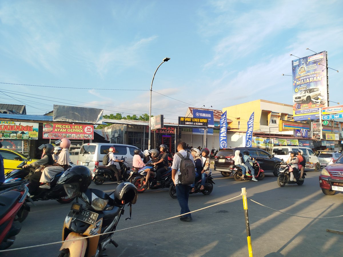Deahaliim_'s tweet photo. Bengkulu rame kalo ada festival kayak gini lg ada festival tabot atau acara lain di hari besar  selebihnya duh lu bisa guling2 di jalan besar itu bahkan bisa 10km dalam kurleb 15 menit saking lancar jaya nya https://t.co/9QqwjmDBX5