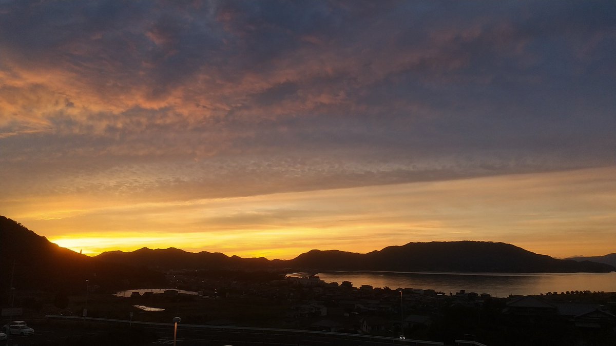 King07T's tweet photo. さらにドラマチックな夕日になってきたー✨ https://t.co/Jni8bqTxPq