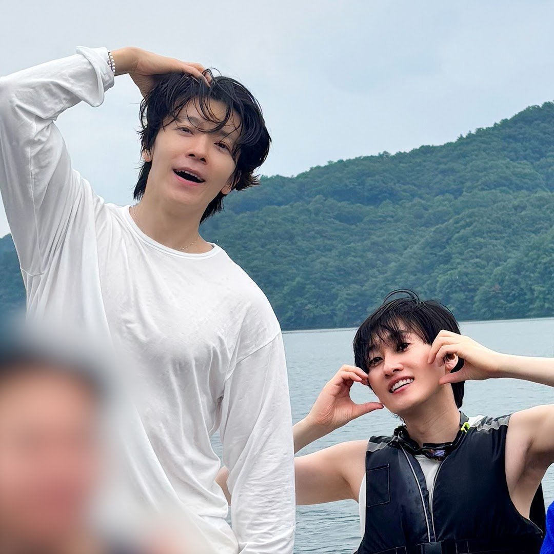 TheLees_HyukHae's tweet photo. 260622 이동해로 이동해 LEEDONGHAE Community Update
#DONGHAE #EUNHYUK
#동해 #은혁 

Hello, this is Donghae :)

​Did you enjoy yesterday's video? ^^

​There is a photo taken on the boat, but I forgot to post it haha. 

Since it's a group photo, I'm covering up some parts before posting it!

​The weather has gotten a lot hotter, so please take good care of your health ~

​I'll come back again!!