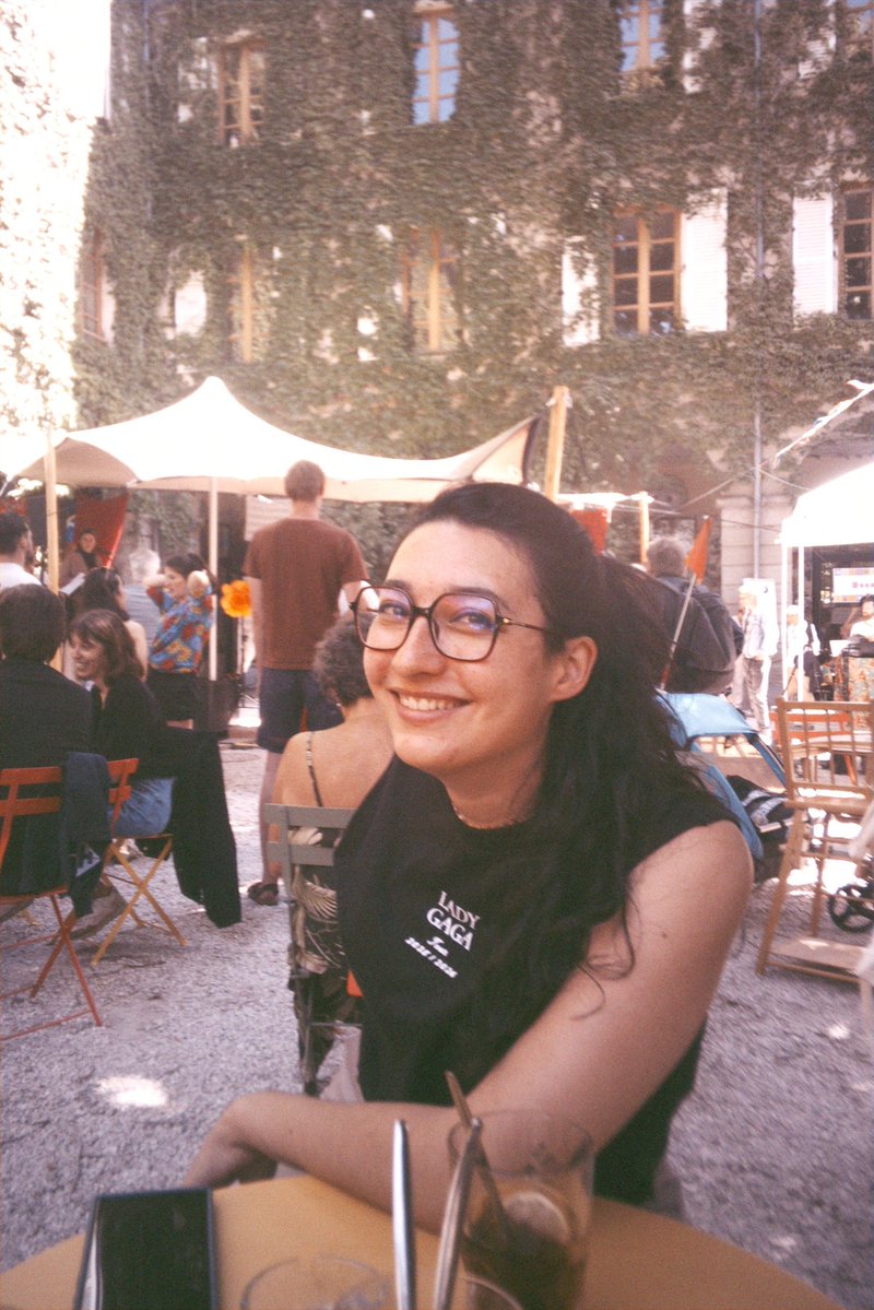 leam0ur's tweet photo. hi @HSHQ ! I may not be good at social media or selling myself but what I'm goot at is taking photos, having a good time and loving Harry. I come from France and would love to be a selected photographer for tonight's concert 🪩✨️ https://t.co/oFs8i63sod