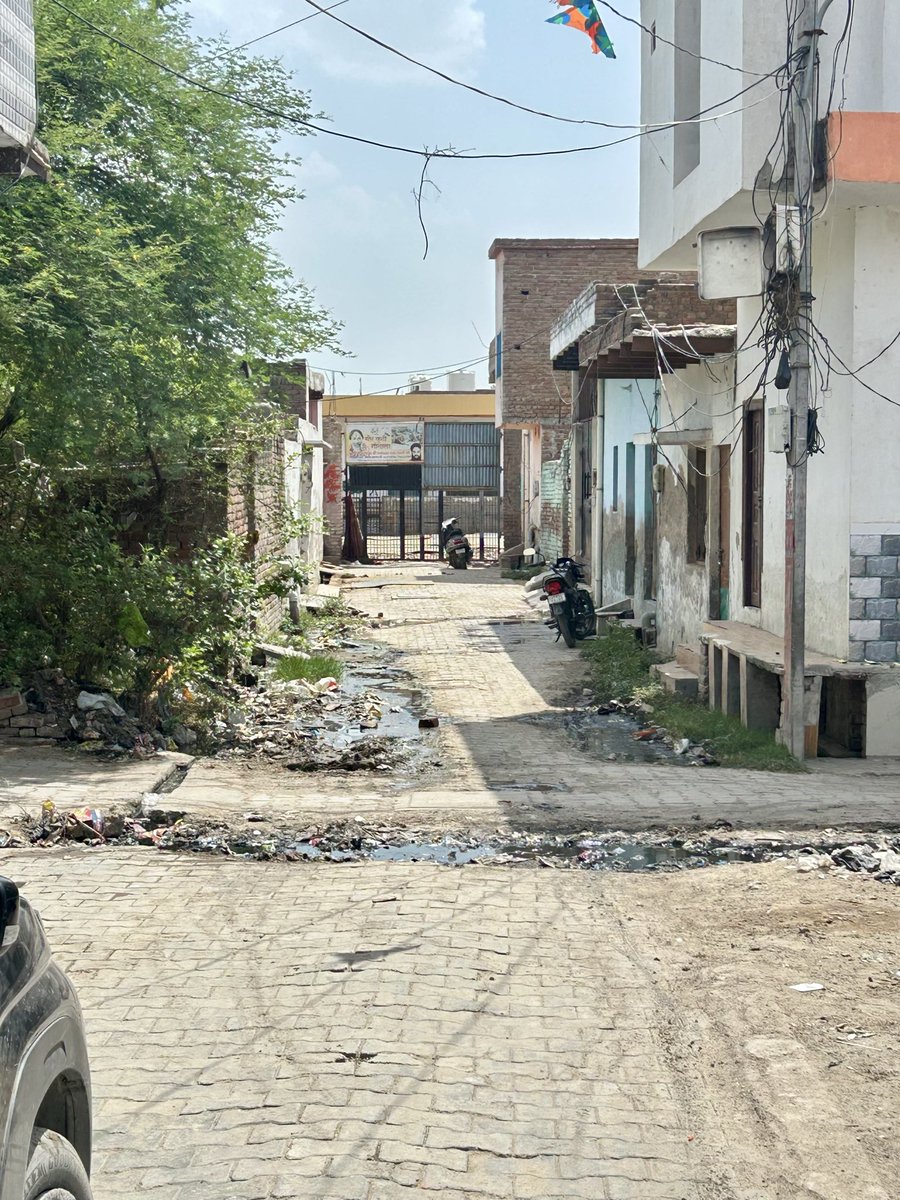 KantSharma8's tweet photo. @NVrindavan आज में बहुत दिनों बाद घर गया तो वृंदावन की राधा निवास कॉलोनी श्याम कुटी क्षेत्र मोर कुटी के पास स्वच्छ भारत अभियान का ऐसा हाल देखने को मिला । #swachhyamunamerakartavya https://t.co/ZRw3q3z84T