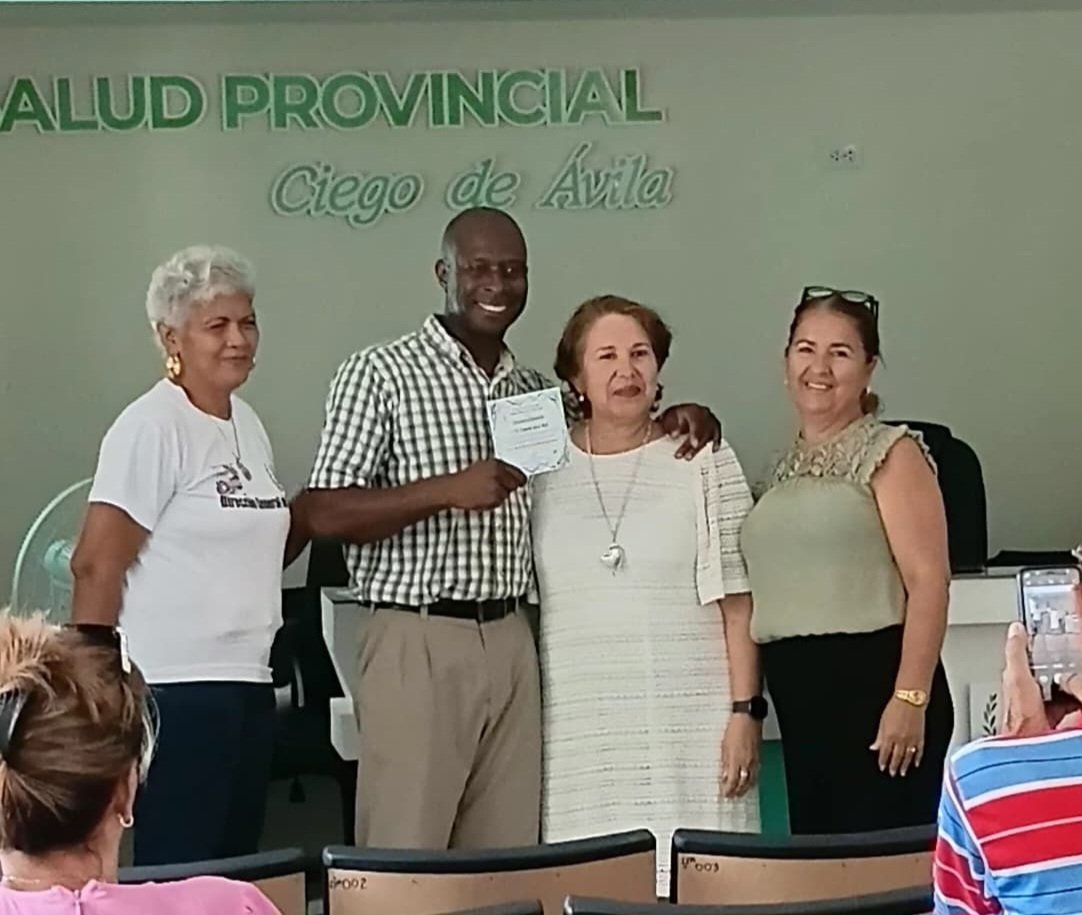 isaac_dra's tweet photo. Recibe el Dr Kesnel Lima Ruiz, Director General de Salud en #CiegodeÁvila reconocimiento del Consejo Provincial de Sociedades Científicas por su apoyo incondicional al desarrollo de la ciencia avileña. 
@DGestionSanCAV @Concepcion81221 @cphecav @dgsciego @SaludProv @Invasorpress https://t.co/EBY3Bow0oF