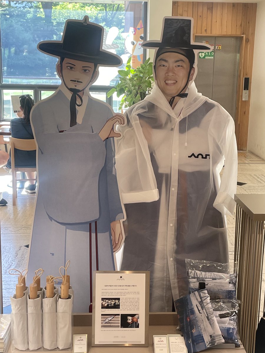 5royalpalaces's tweet photo. 향아치와 홍쌤은 뮤지엄샵 지킴이가 되었습니다. https://t.co/JRZXu7lg78
